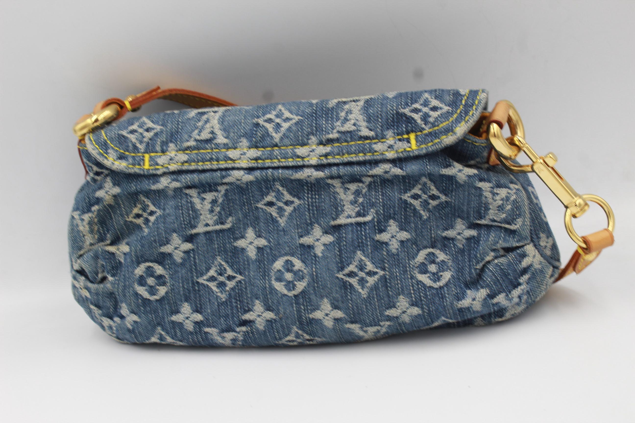 Louis Vuitton handbag in denim monogram.
Good condition, with some signs of wear in the inside ( ink ).
12cm x 25cm x 8cm
