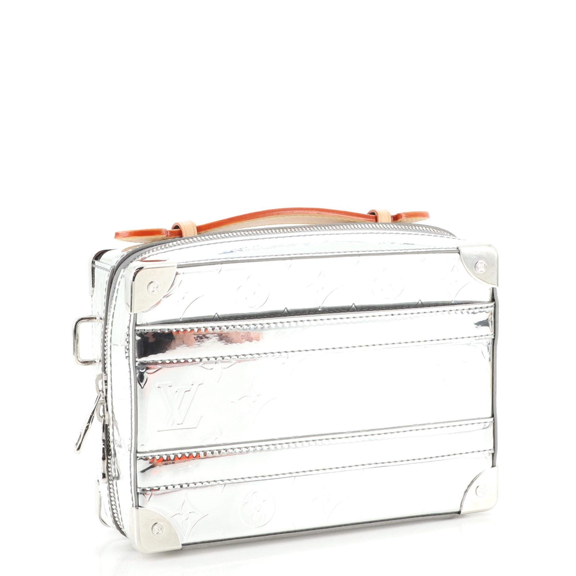 Condition: Great. Light scuffs on exterior, light creasing and small indentation on strap, scratches on hardware.
Accessories: With Strap
Measurements: Handle Drop 1