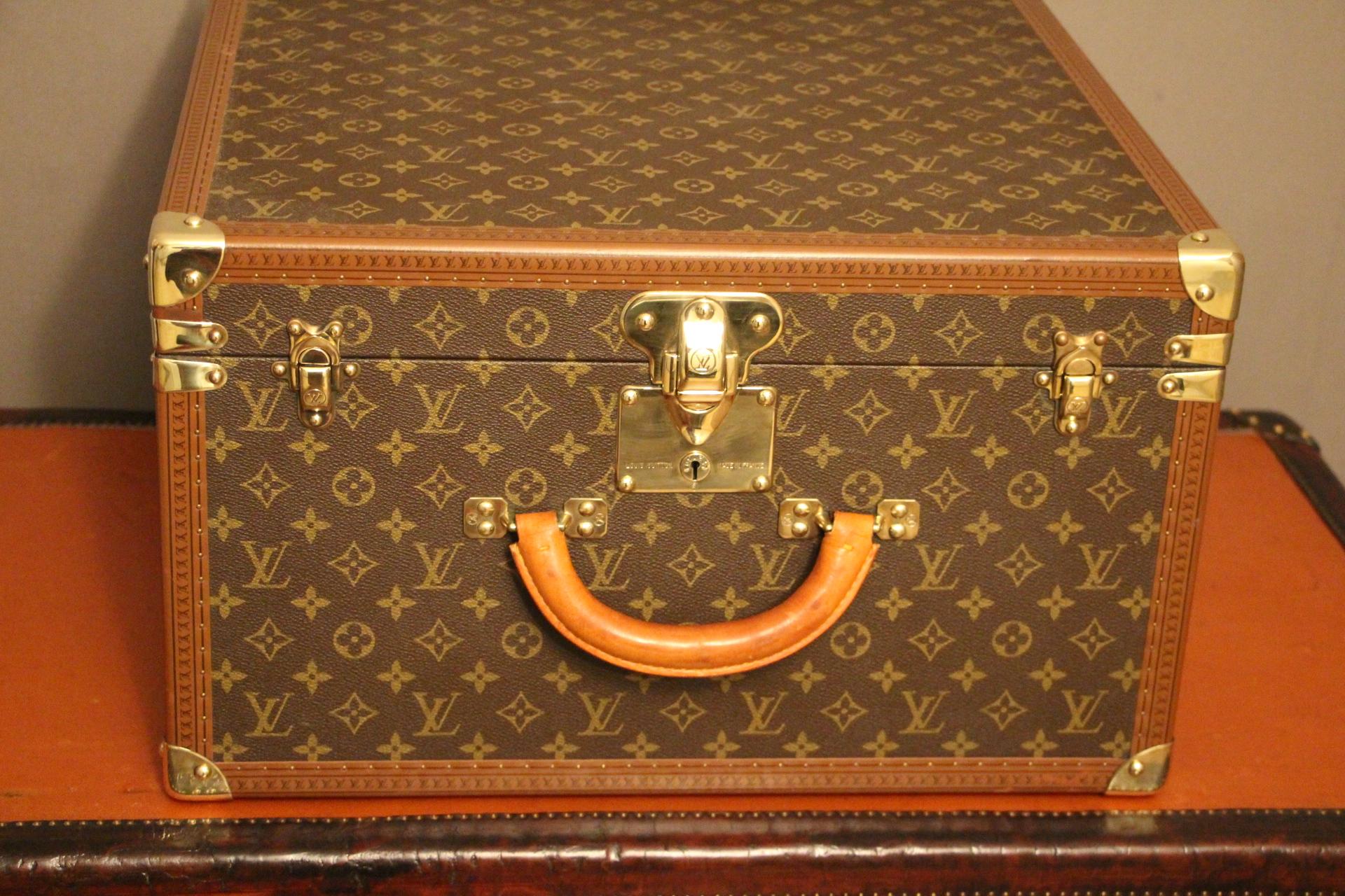 This beautiful Louis Vuitton hat box features monogram canvas, brass fittings and leather handle.
Interior is in perfect condition with its Louis Vuitton label and serial number. No removable tray.
It could be used as a small coffee table or side