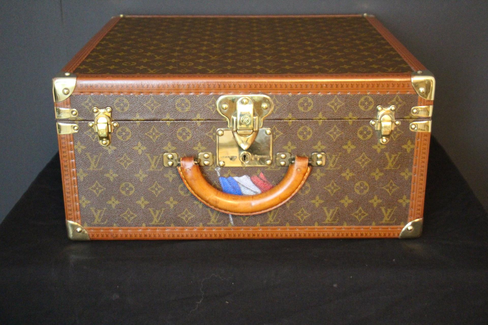 This beautiful Louis Vuitton hat box features monogram canvas, brass fittings , corners, LV stamped lock and clasps and a very sturdy and comfortable leather handle. Its trim is stamped Louis Vuitton all around.
It features customized hand painted