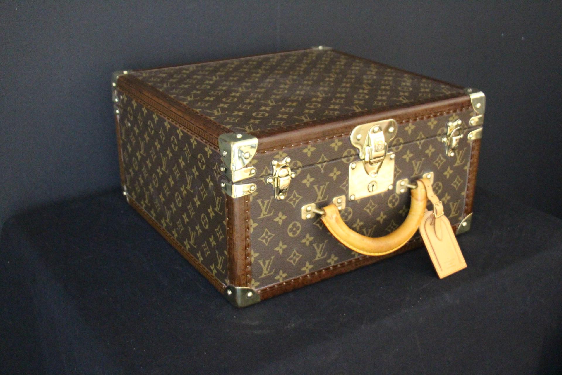 This beautiful Louis Vuitton hat box features monogram canvas, brass fittings , corners, Louis Vuitton stamped lock and clasps and a very sturdy and comfortable leather handle. There is also an all leather Louis Vuitton name holder.
Its interior is