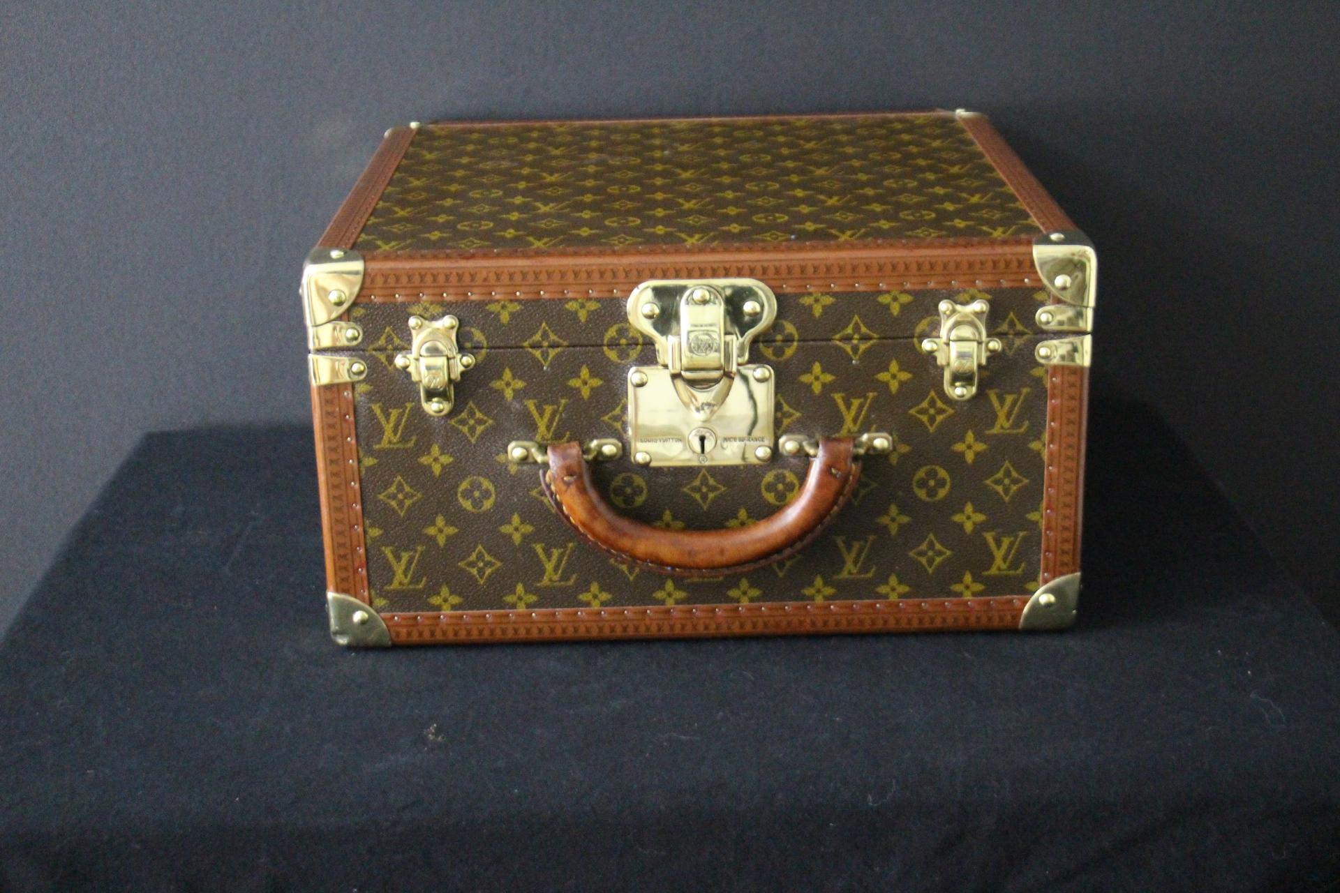 Cette magnifique boîte �à chapeaux Louis Vuitton est ornée d'une toile monogramme, de ferrures en laiton, de coins, d'une serrure et de fermoirs estampillés Louis Vuitton et d'une poignée en cuir très solide et confortable. Sa garniture couleur