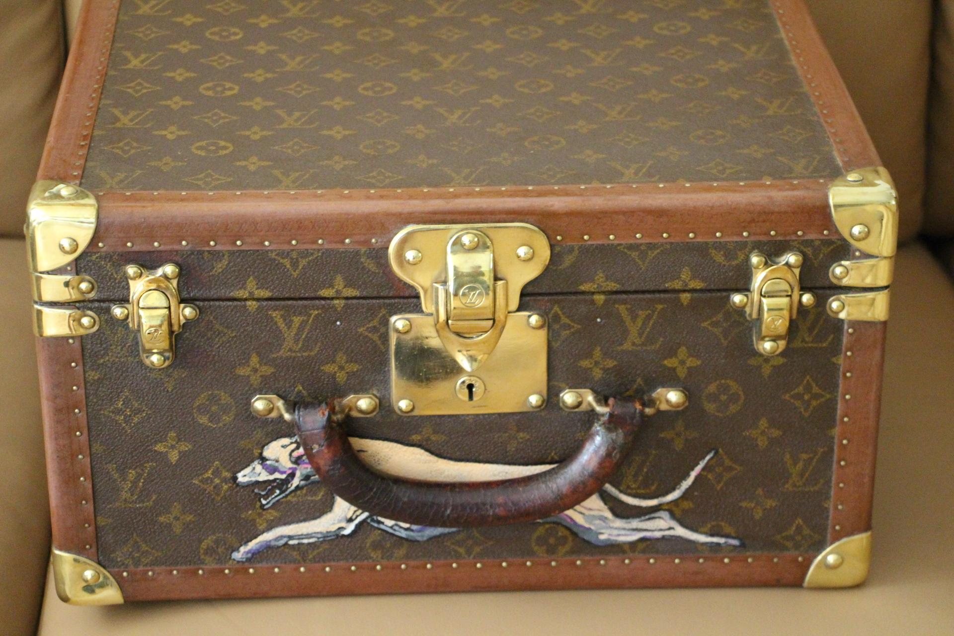 This beautiful Louis Vuitton hat box features stenciled monogram canvas, brass fittings , corners, LV stamped lock and clasps and a very sturdy and comfortable leather handle.It is very unique thanks to its beautiful customized hand painted dog that