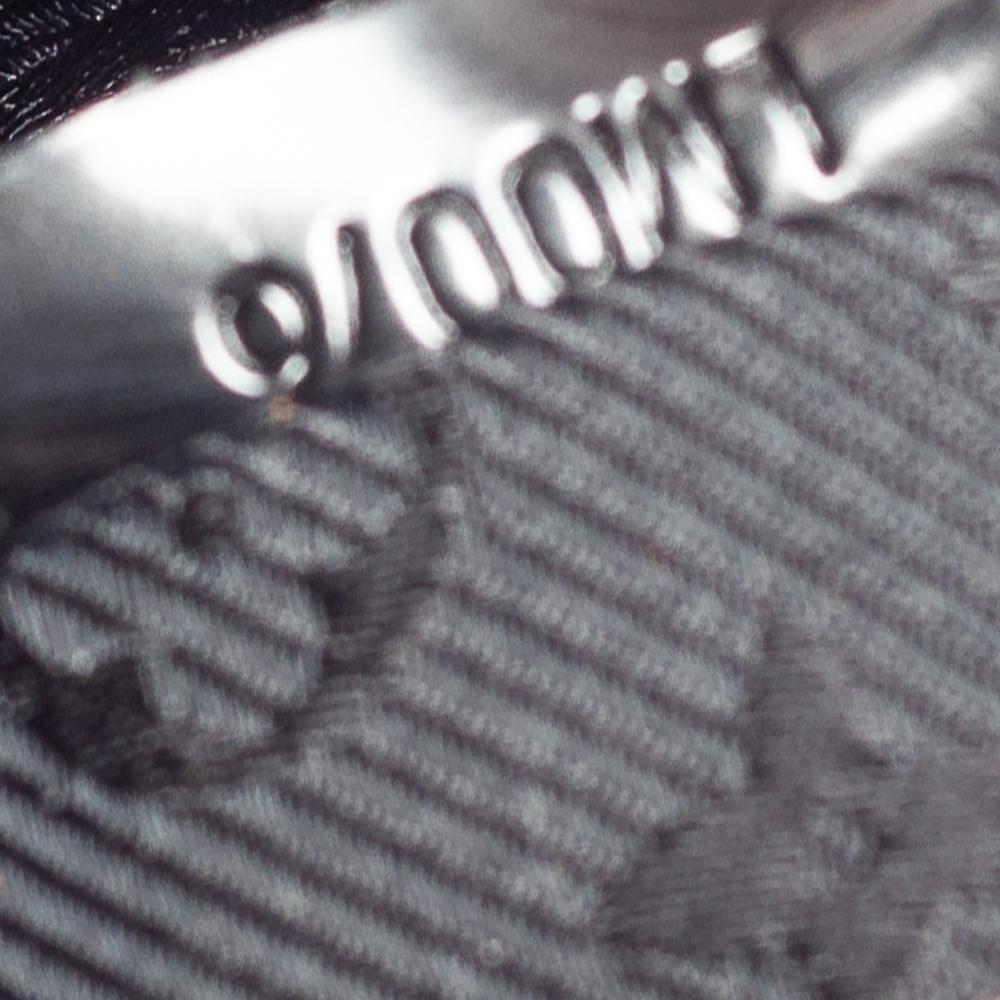Mit dieser limitierten Auflage der Stamped Trunk Tasche von Louis Vuitton verleihen Sie Ihrem Stil einen Hauch von Luxus! Das aus Wildleder gefertigte und mit Alligator- und Lackleder veredelte Stück wird durch einen Signaturstempel auf der