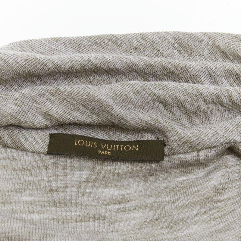 LOUIS VUITTON jersey LVOE gris brezo con detalle de borla y cuello de bufanda  S en venta 5