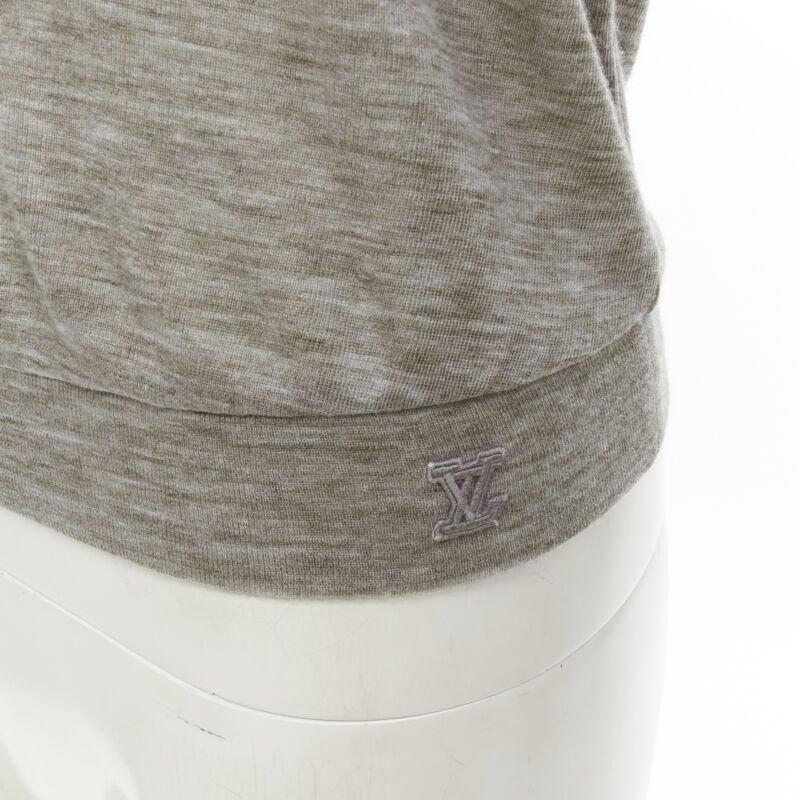 LOUIS VUITTON jersey LVOE gris brezo con detalle de borla y cuello de bufanda  S en venta 2
