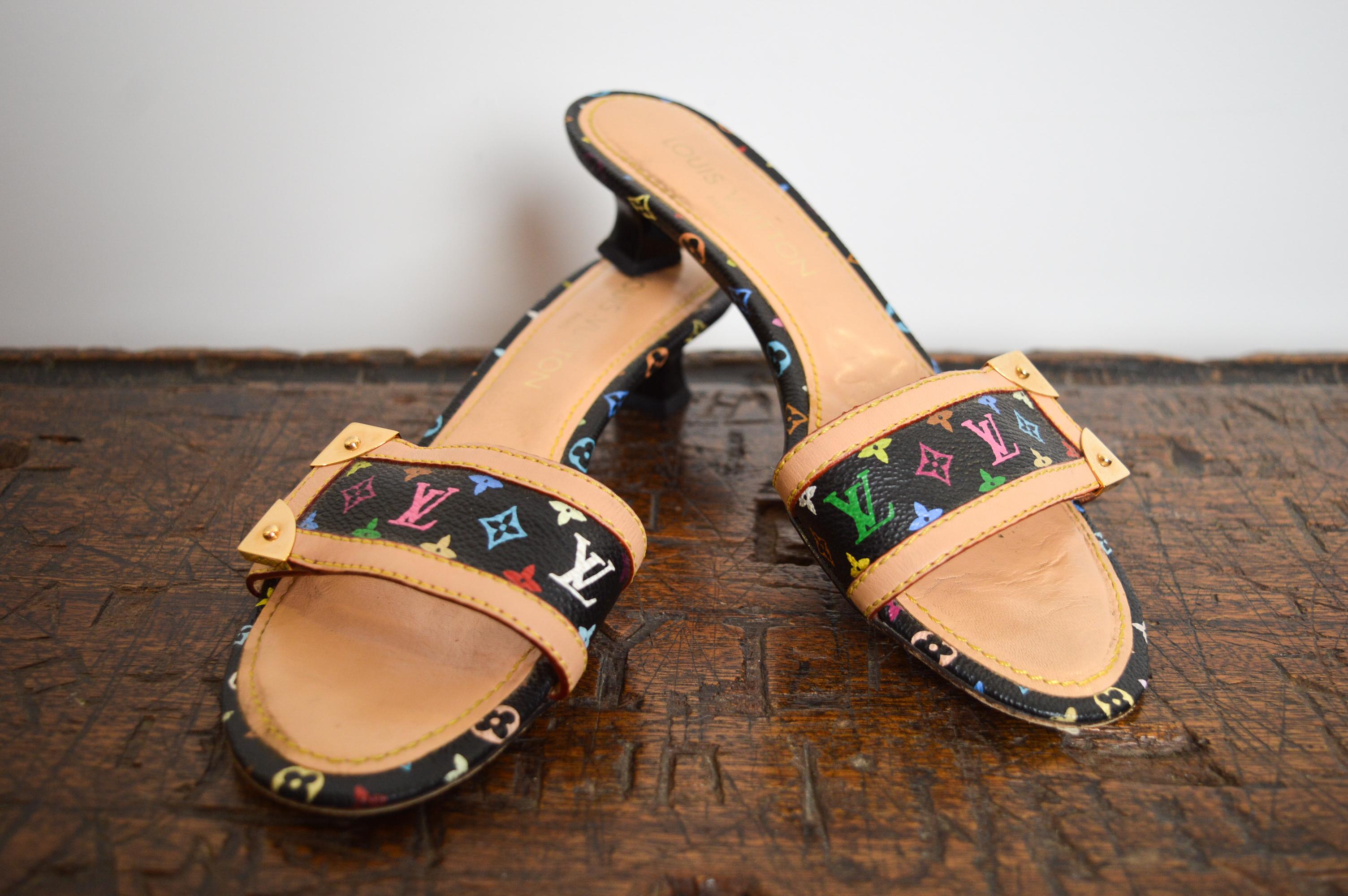 P/E 2003 Louis Vuitton Takashi Murakami Arcobaleno monogram colorato Sandalo con tacchi a spillo  

Caratteristiche;
Iconic Collaboration
Pelle con finiture in metallo dorato
K.K. taglia 4 / UE taglia 37
Altezza del tacco: 1,5
