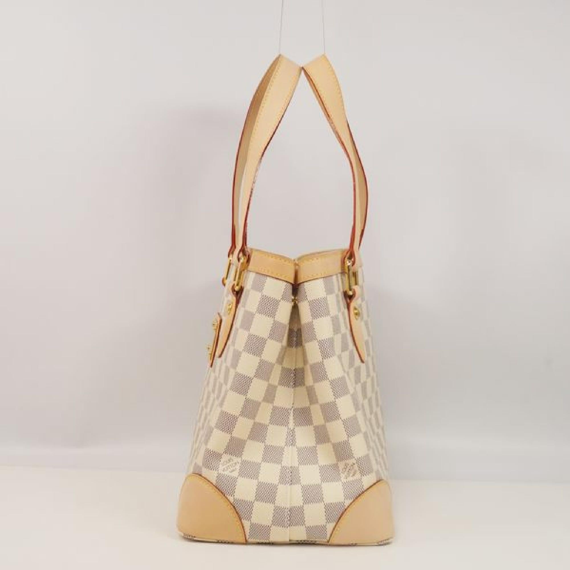 An authentic LOUIS VUITTON Hempstead PM Womens handbag N51207 The outside material is Damier Azur canvas. The pattern is HempsteadPM. This item is Contemporary. The year of manufacture would be 2012.
Rank
SA slightly beautiful goods
A slightly upper