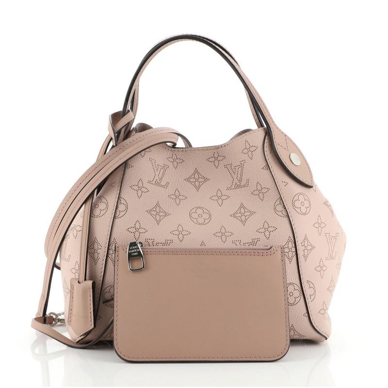 Condizioni: Ottimo. Sgualciture sull'esterno e sulla pochette, lievi graffi sulle finiture in pelle, sui manici e sul cinturino. Segni e usura minore all'interno, graffi sulla ferramenta. 
Accessori: Clochette, Pochette, Con Cinturino 
Misure:
