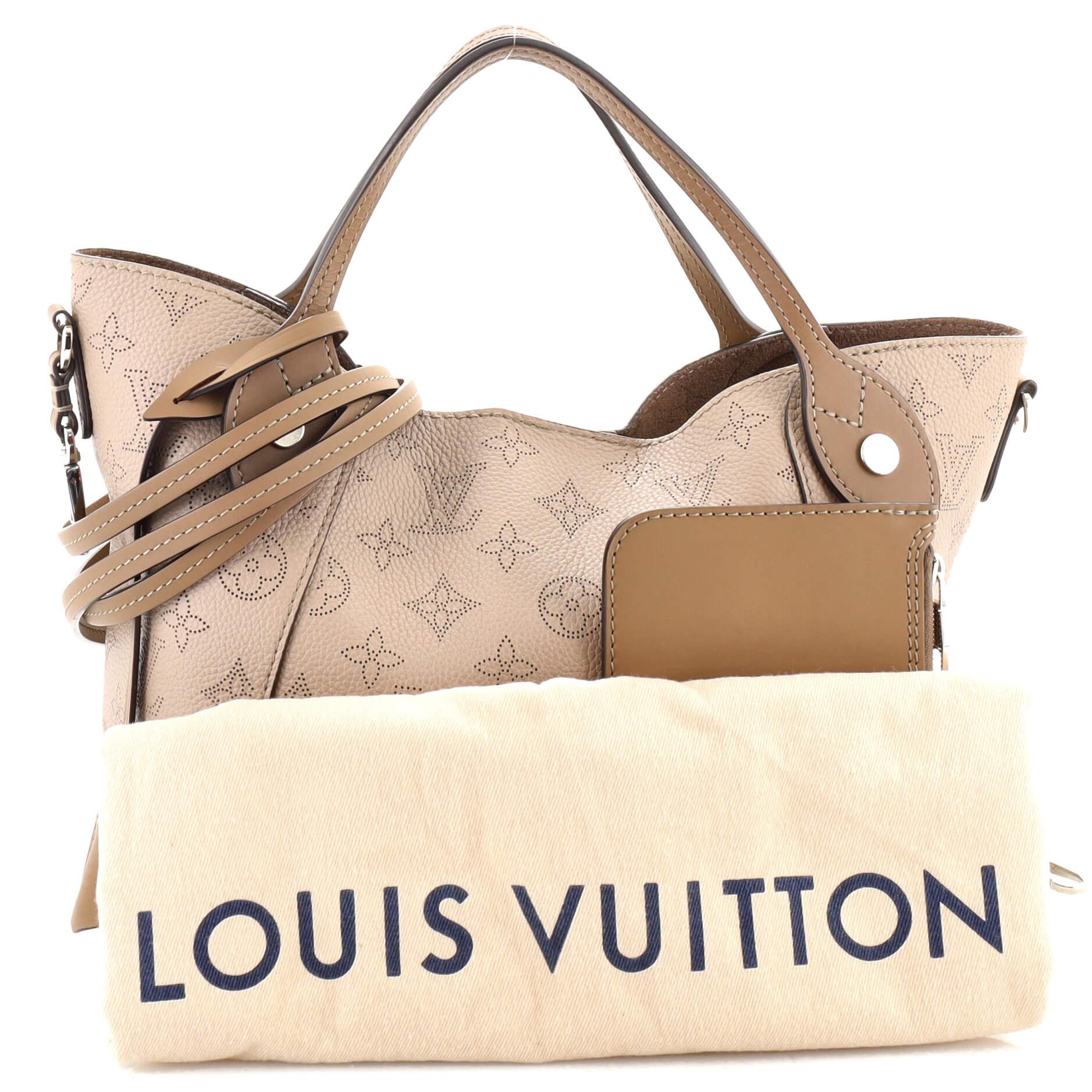Condition: Great. Minor creasing on exterior, scuffs on pochette, scratches on hardware.
Accessories: Clochette, Pochette, Dust Bag, With Strap
Measurements: Handle Drop 4.5