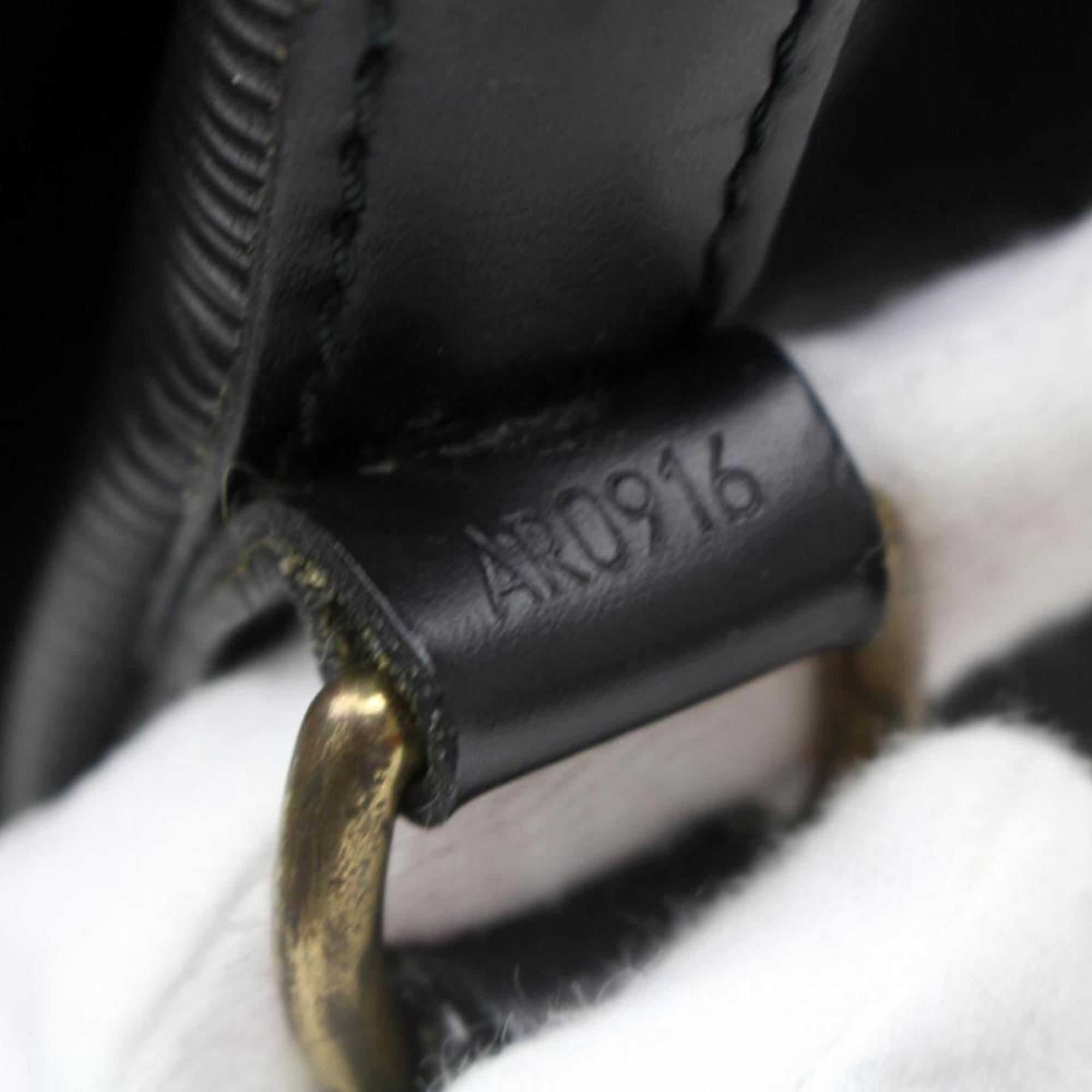 Louis Vuitton Hobo Noir Epi Petit Noe 370337 Black Leather Shoulder Bag In Good Condition For Sale In Forest Hills, NY