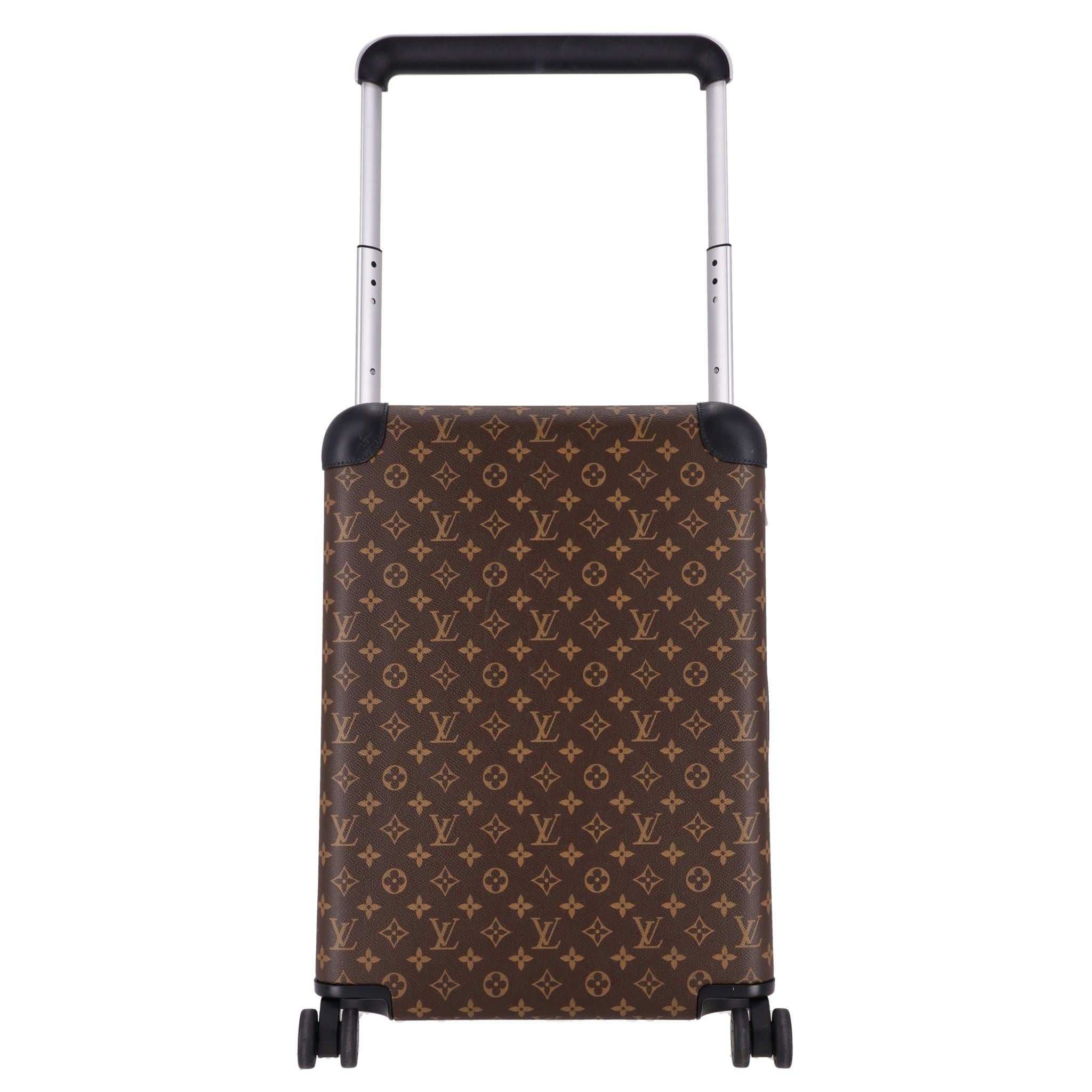 Louis Vuitton Horizon 55 Monogram Suitcase In Good Condition In London, GB