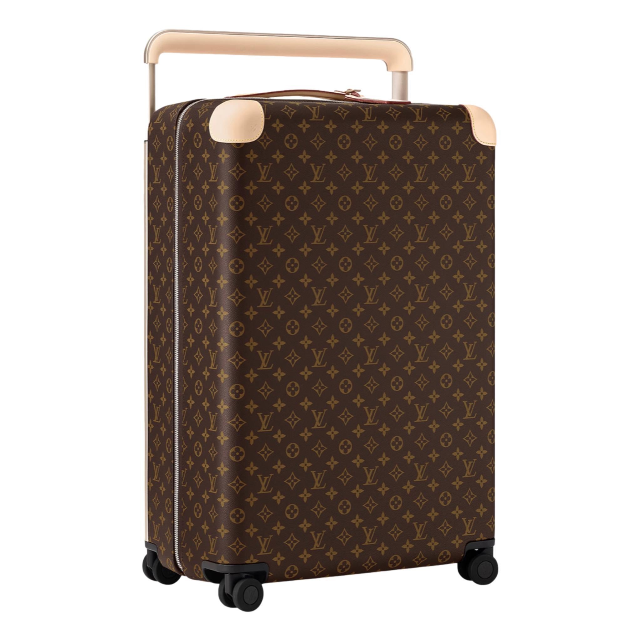  Louis Vuitton Horizon 70 Monogram Koffer

Brauner Hartschalenkoffer aus Monogram Canvas mit mattem beigem Leder und glänzenden Aluminiumbeschlägen.

Großer Außenstock, leichtes Design mit 4 Rädern und Ledergriffen oben und an den