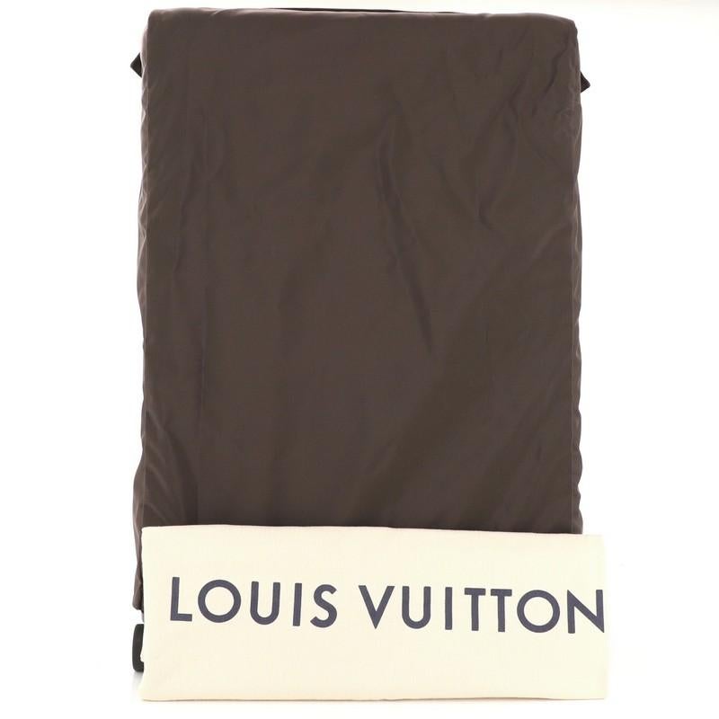 This Louis Vuitton Horizon Luggage Monogram Canvas 70, crafted in brown monogram coated canvas features leather handles, pull and roller mechanisms and matte silver-tone hardware. Its zip closure opens to a brown fabric. Authenticity code reads: