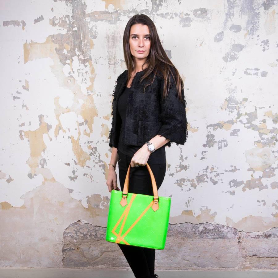 Louis Vuitton 'Houston' bag in fluo green monogram patent leather. Limited Series by Robert Wilson. Gilded hardware. Zip closure. Natural cowhide finishes.

Made in Spain. Serial number: CA1002.

In very good condition. Some traces in places on the