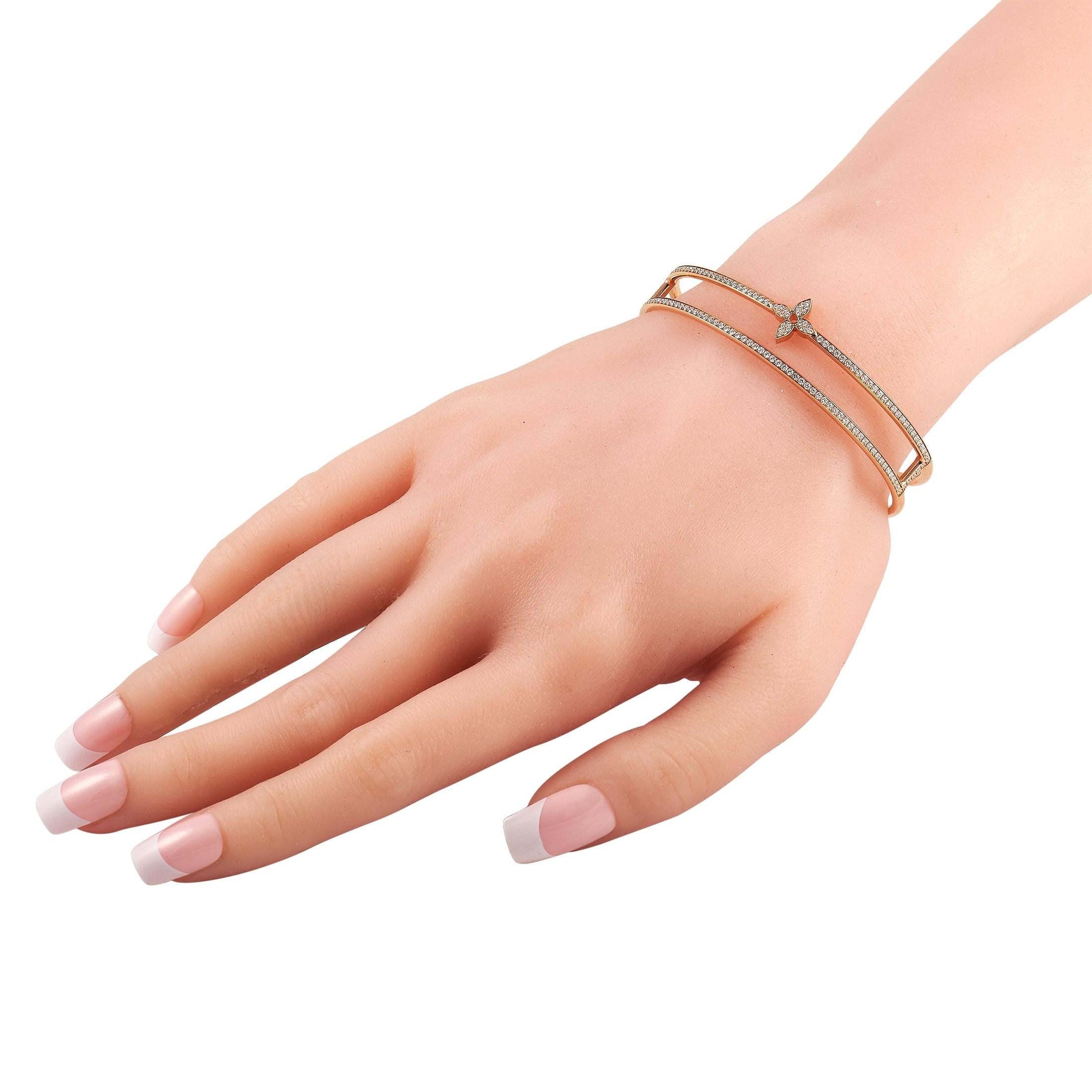 Contemporary and chic, this Idylle Blossom bracelet from Louis Vuitton will effortlessly give any of your looks a sophisticated update. The bangle bracelet is crafted from 18-karat pink gold and comes fully paved with brilliant diamonds. It bears a