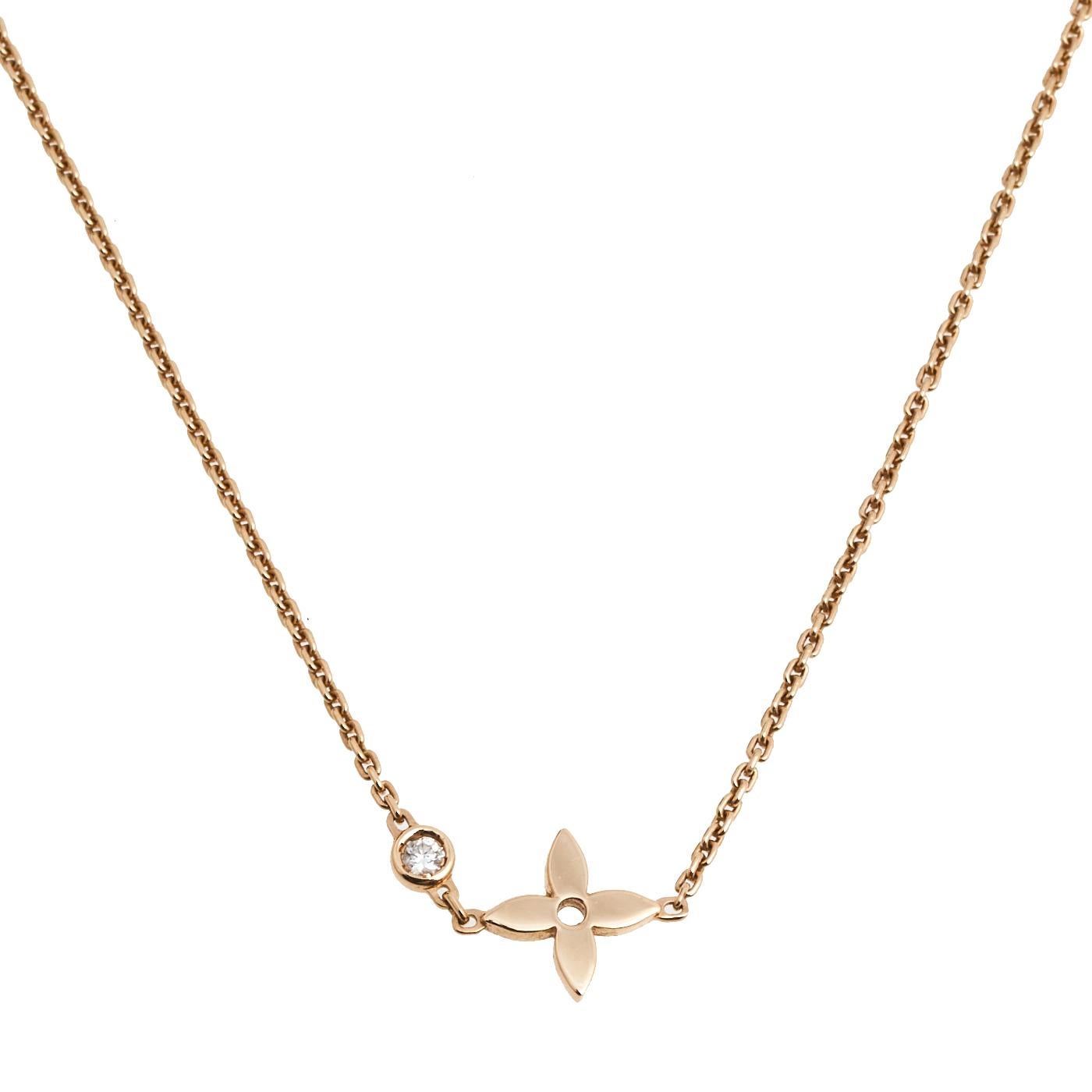 Show your love for fine artistry and luxury accessories with this stunning necklace from Louis Vuitton. The Monogram flowers, created by Georges-Louis Vuitton, come alive in this creation through a single flower pendant. The precious piece is