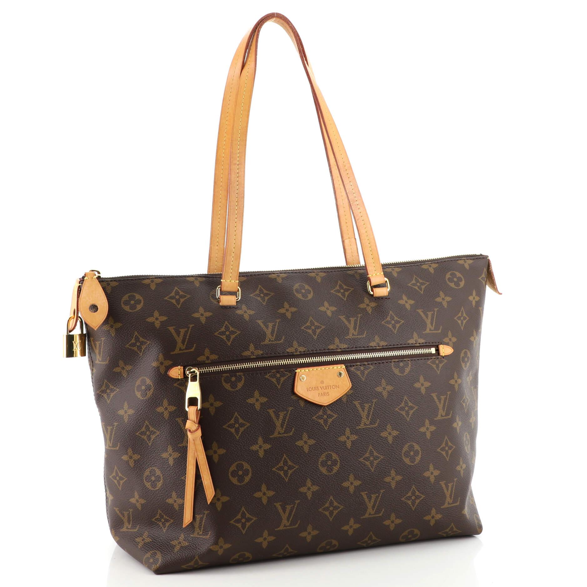 Condition: Very good. Odor in interior. Wear on base corners, creasing on exterior, darkening, wear, scuffs and watermarks on leather trims and handles. Wear and marks in interior, scratches and tarnish on hardware.
Accessories: Lock
Measurements: