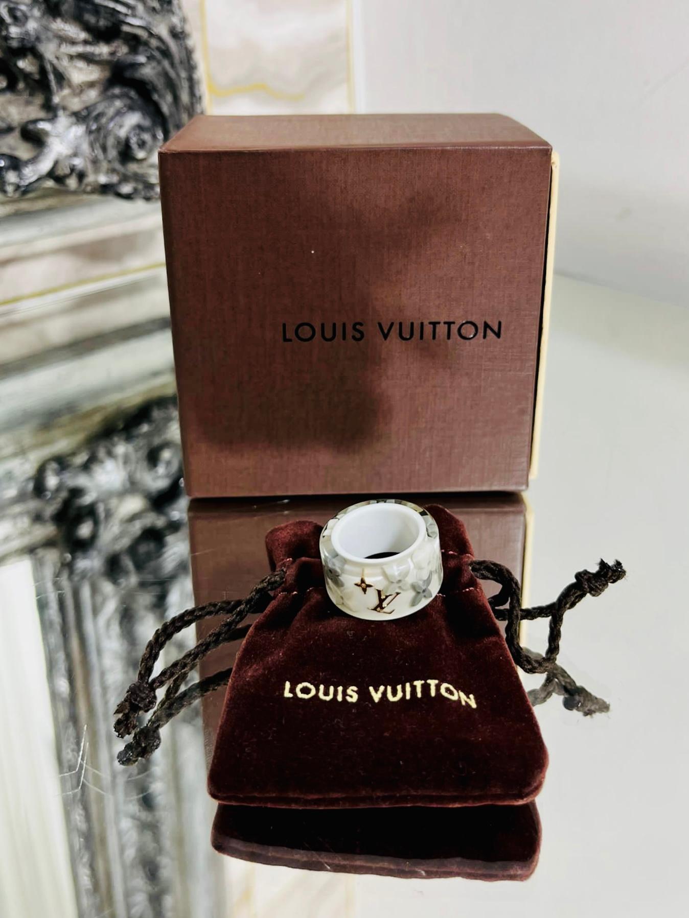 Louis Vuitton Inclusion Lucite 'LV' Logo Ring 

Clear acrylic/Lucite ring with gold 'LV' logos, grey and gold iconic floral patterns

set on an ivory plastic background.

Size - S

Condition - Very Good

Composition - Plastic

Comes With - Original 