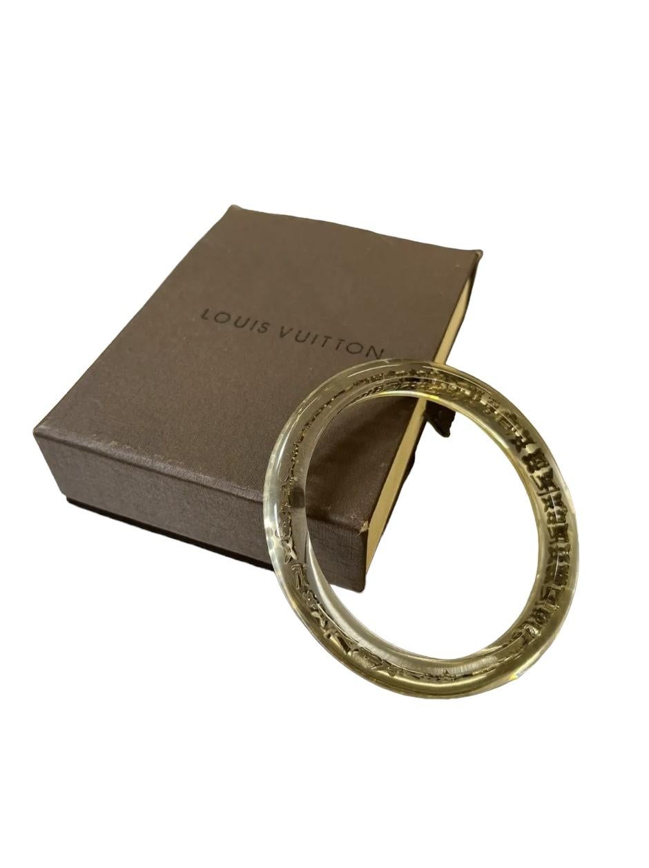 Louis Vuitton
Inclusion Monogram Bangle Bracelet

Beautiful Louis Vuitton Inclusion monogram bangle bracelet in a clear colorway. In great condition without any flaws, comes with the original box and tags.