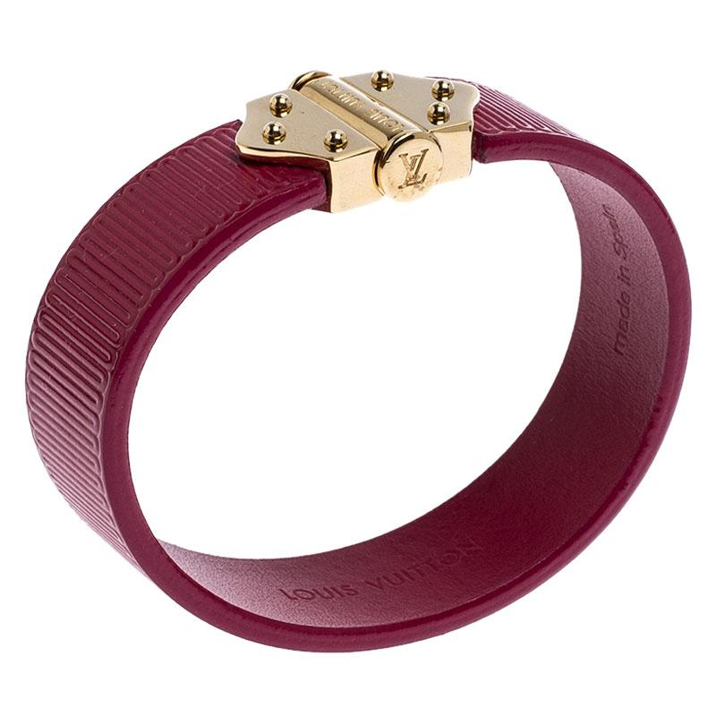 To accompany all your outings, day in and day out, Louis Vuitton brings you this gorgeous bracelet that has been made from epi leather. The bracelet is complete with an engraved slide clasp inspired by the hinges of the LV trunks that are popular