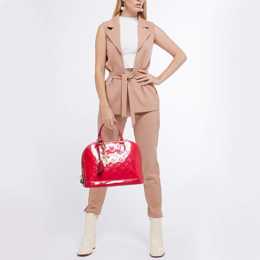 Designer bags are ideal companions for ample occasions Here we have a fashion meets functionality piece crafted with precision. It has been equipped with a well sized interior that can easily fit all your essentials.