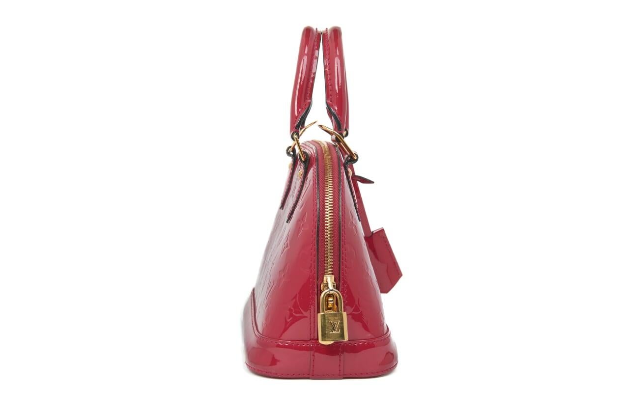 Louis Vuitton Indian Rose vernis Alma BB with gold hardware and a optional adjustable shoulder strap.
Length: 9.5 in
Width: 4.5 in
Height: 7.25 in
Drop: 3.5 in
Strap Drop: 22 in