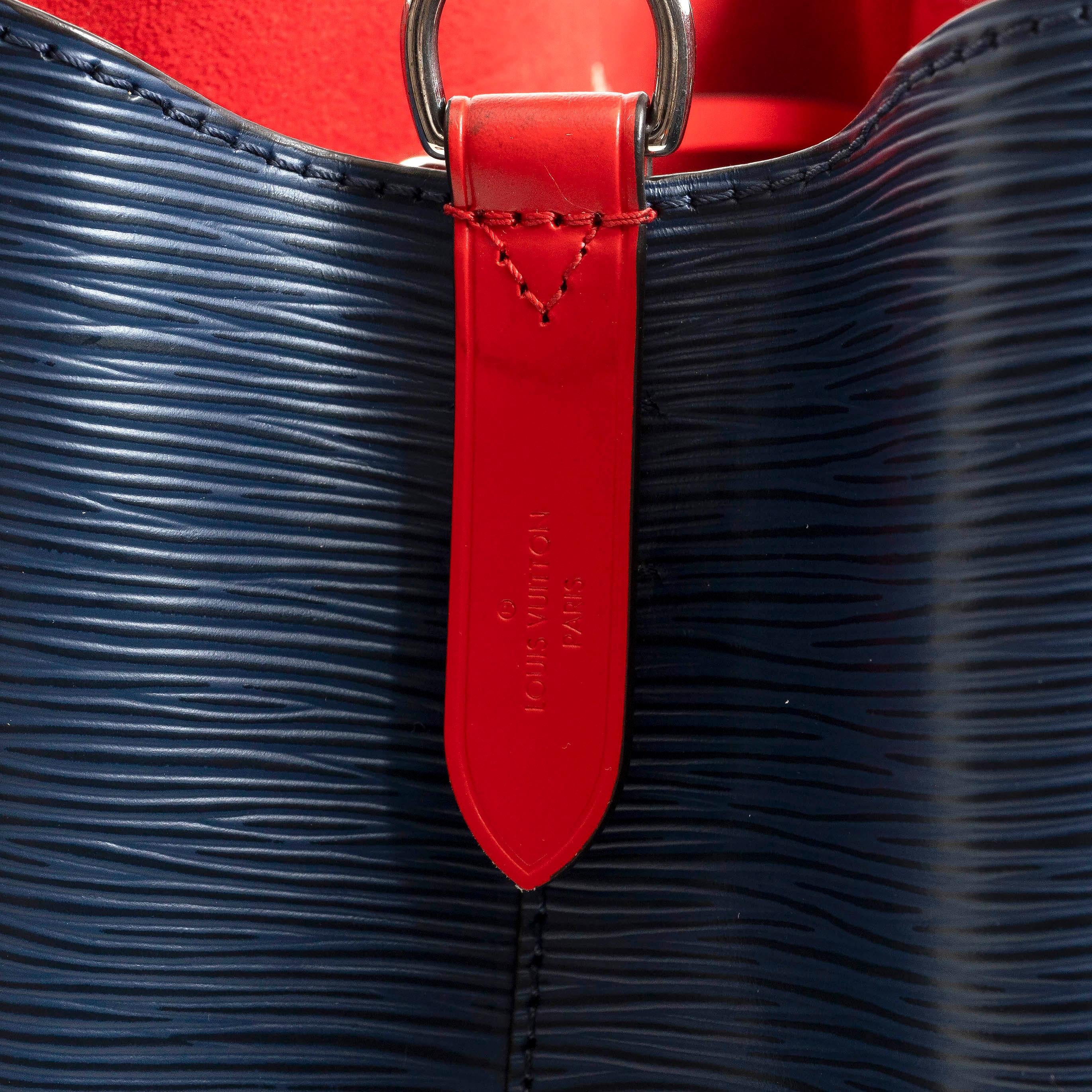 LOUIS VUITTON Indigo Coquelicot blue Epi leather NEONOE MM Bucket Bag For Sale 2