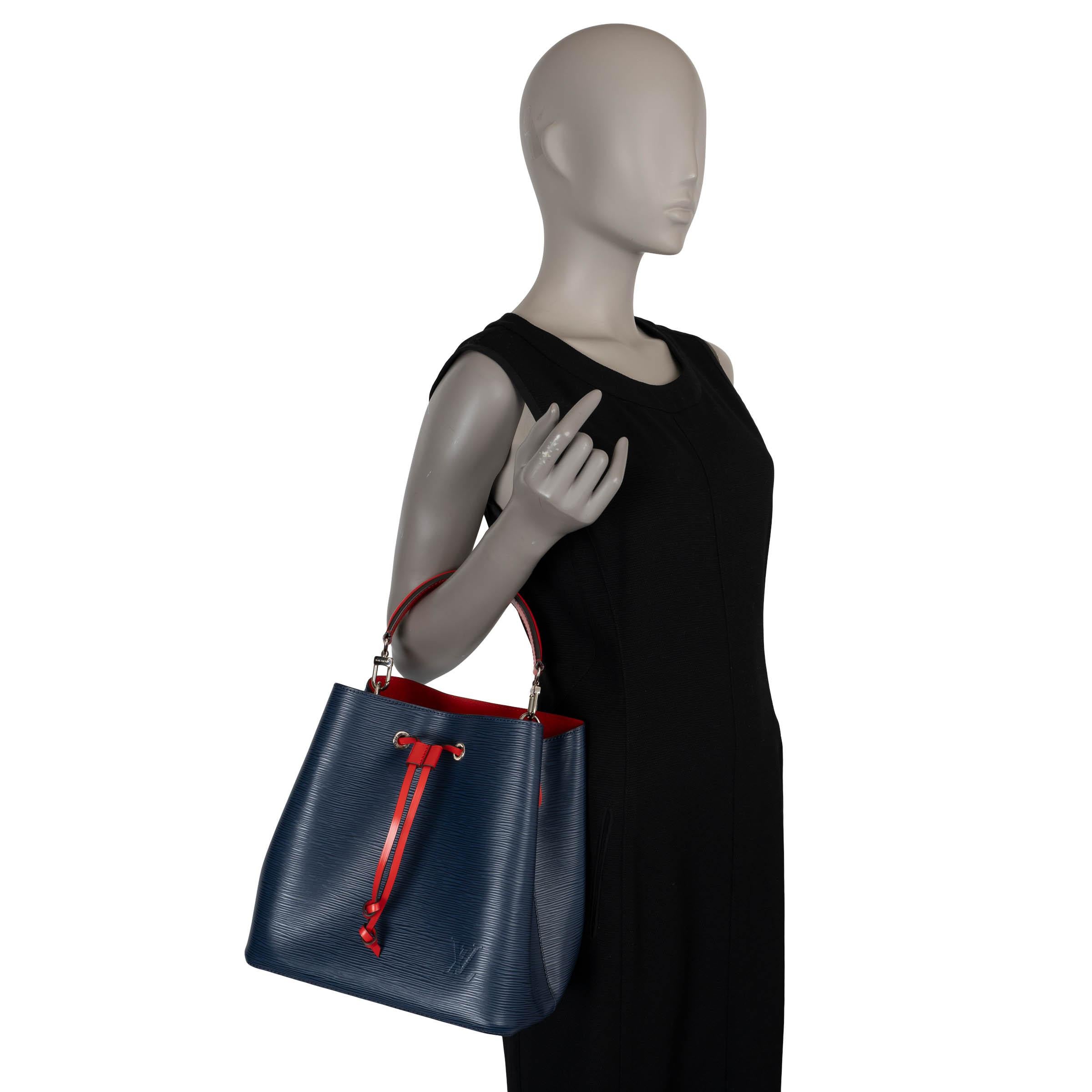LOUIS VUITTON Indigo Coquelicot blue Epi leather NEONOE MM Bucket Bag For Sale 3