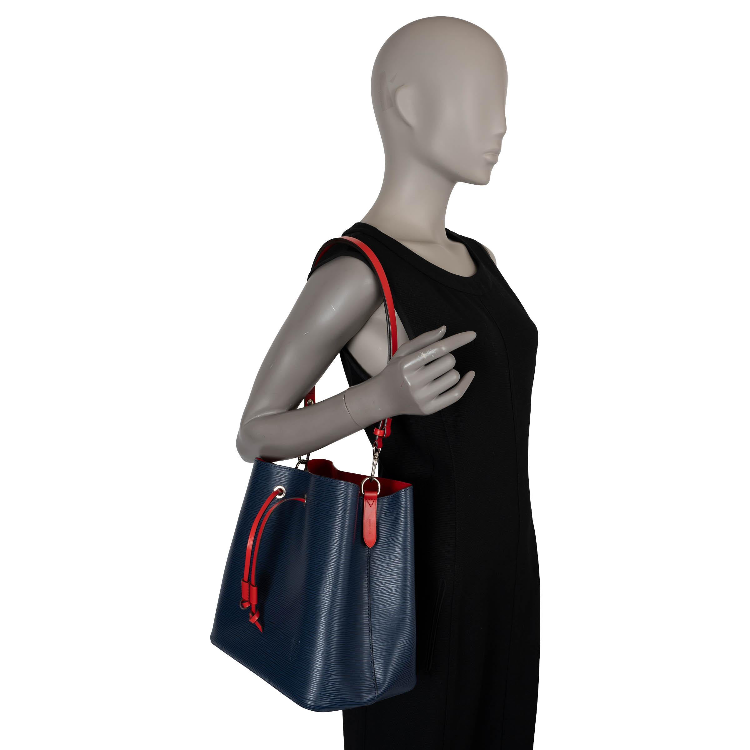 LOUIS VUITTON Indigo Coquelicot blue Epi leather NEONOE MM Bucket Bag For Sale 4