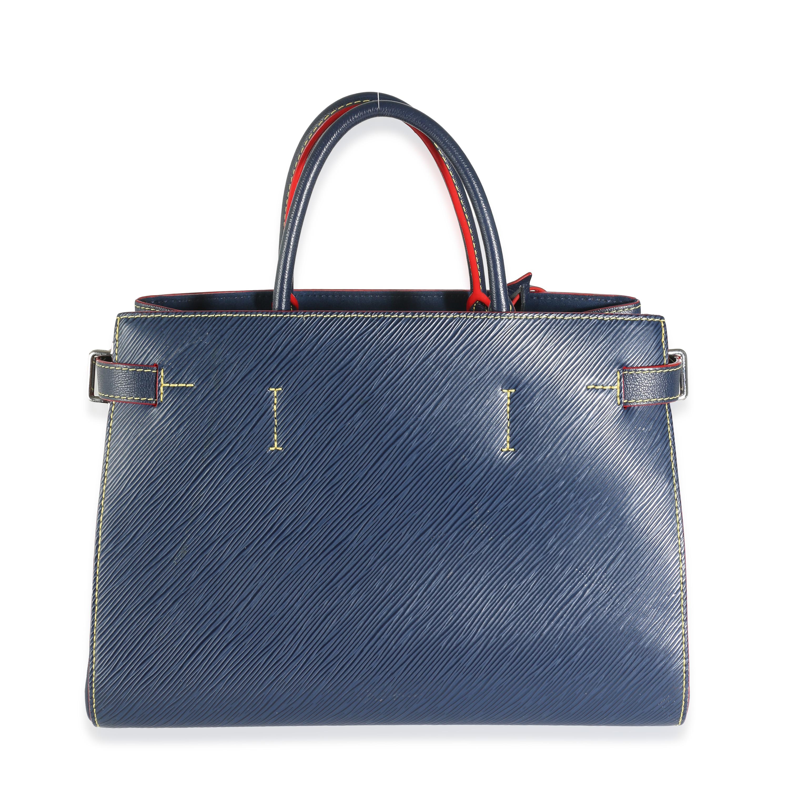Titre de la liste : Louis Vuitton Indigo Epi Twist Tote
SKU : 138741
Condit : Usagé 
Condition du sac à main : Bon
Commentaires sur l'état : L'article est en bon état avec des signes apparents d'usure.  Les coins et l'extérieur sont éraflés. Usure à