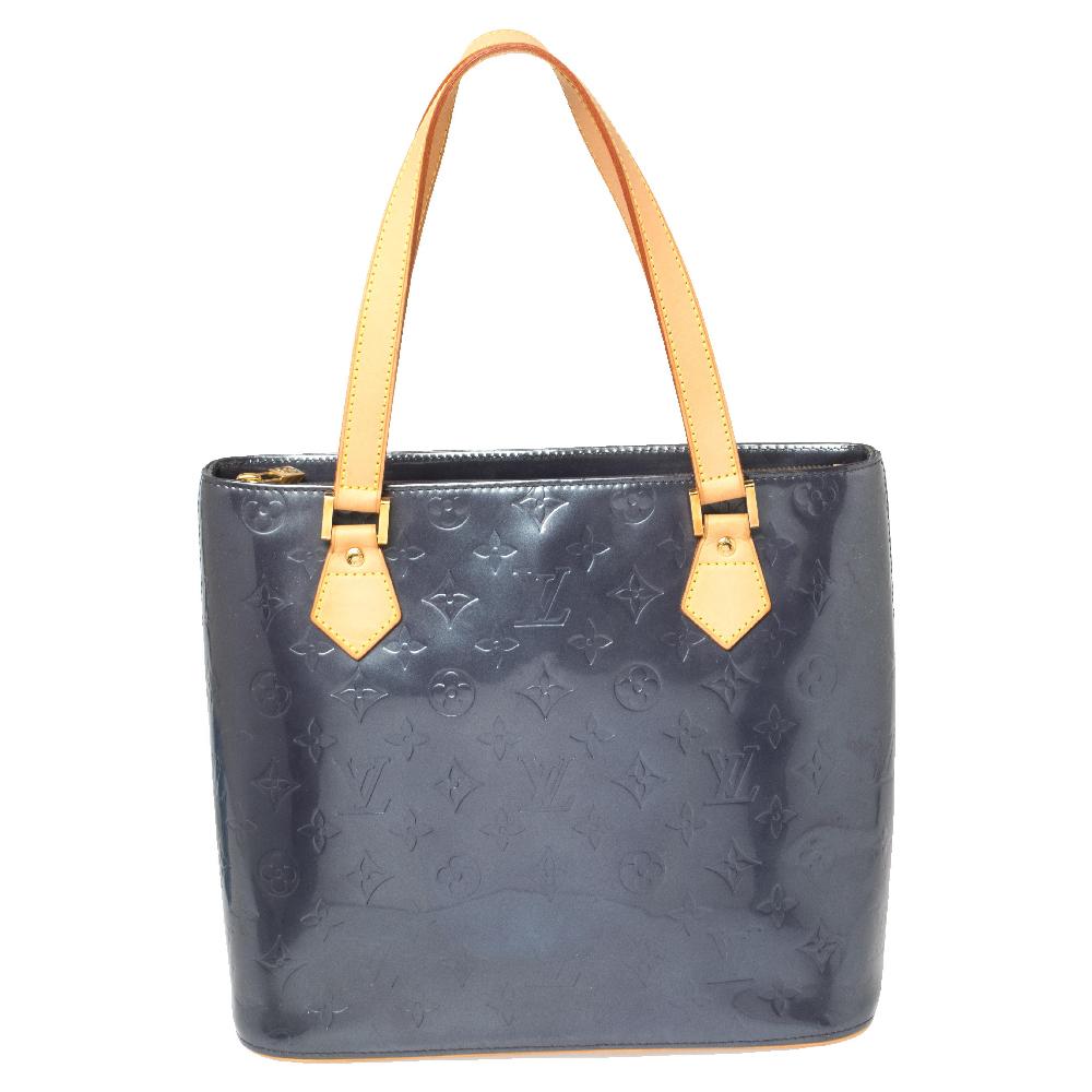 All of the handbags by Louis Vuitton are sought after by women around the world as they are all designed in a distinct style. This Houston bag, by Louis Vuitton, is a creation you should be delighted to own. It has been crafted from Monogram Vernis