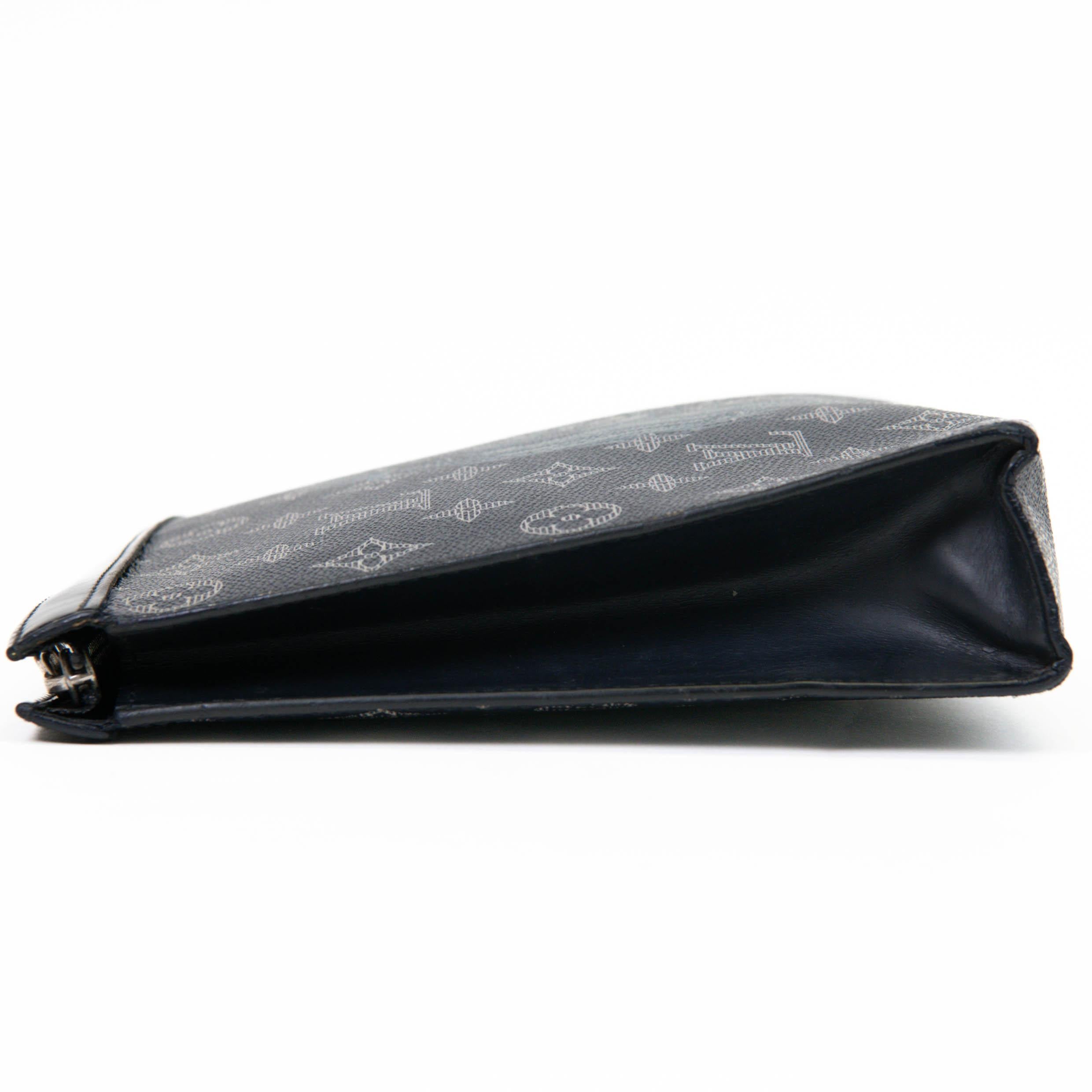Louis Vuitton Ink Blue Savane Monogram Chapman Lion Pochette Voyage MM In Good Condition In Corona Del Mar, CA