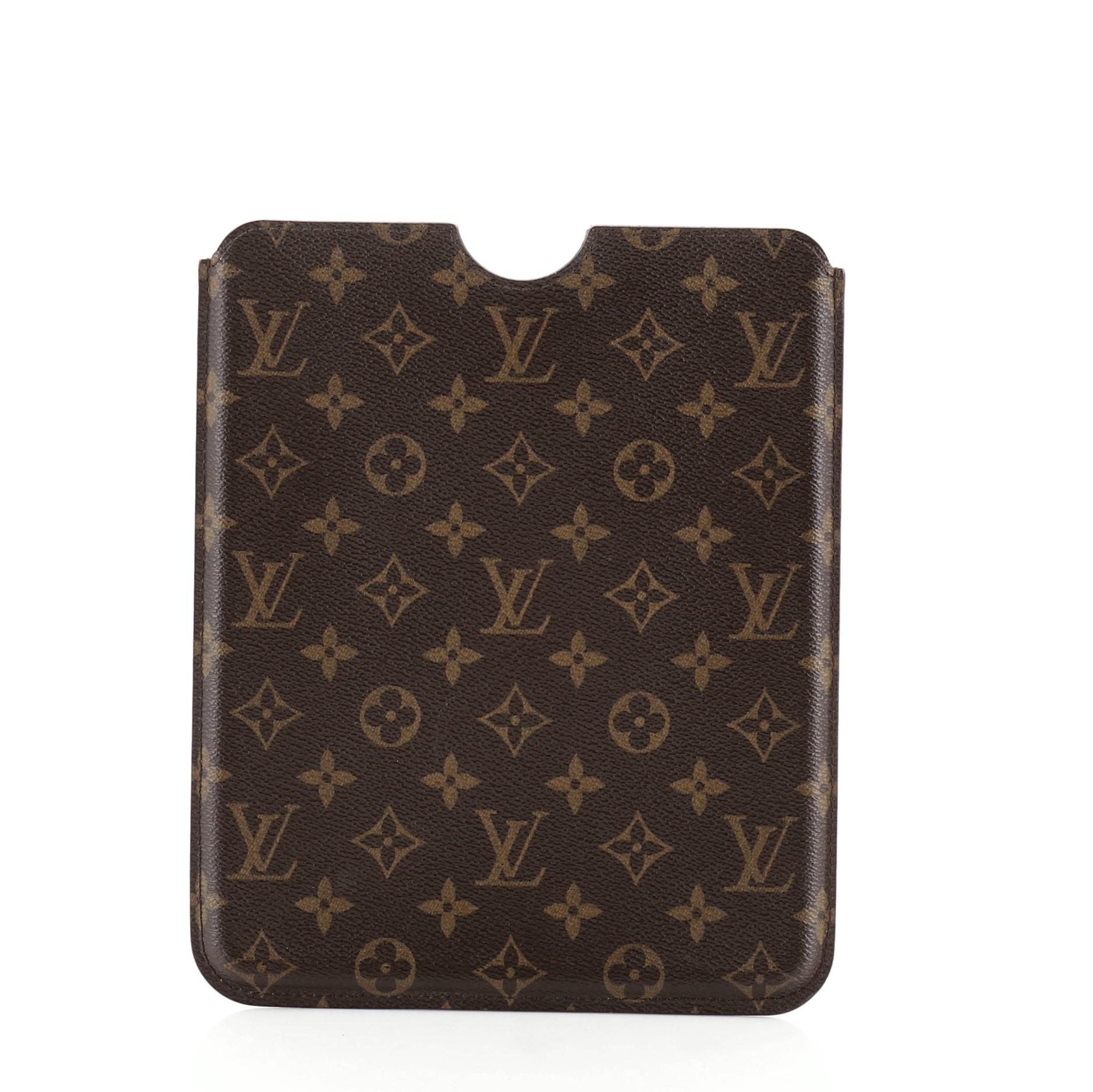Louis Vuitton iPad Sleeve Monogram Canvas
Monogram

Condition Details: Splitting and peeling on base and opening trim wax edges, moderate wear and small stains in interior.

50358MSC

Height 10