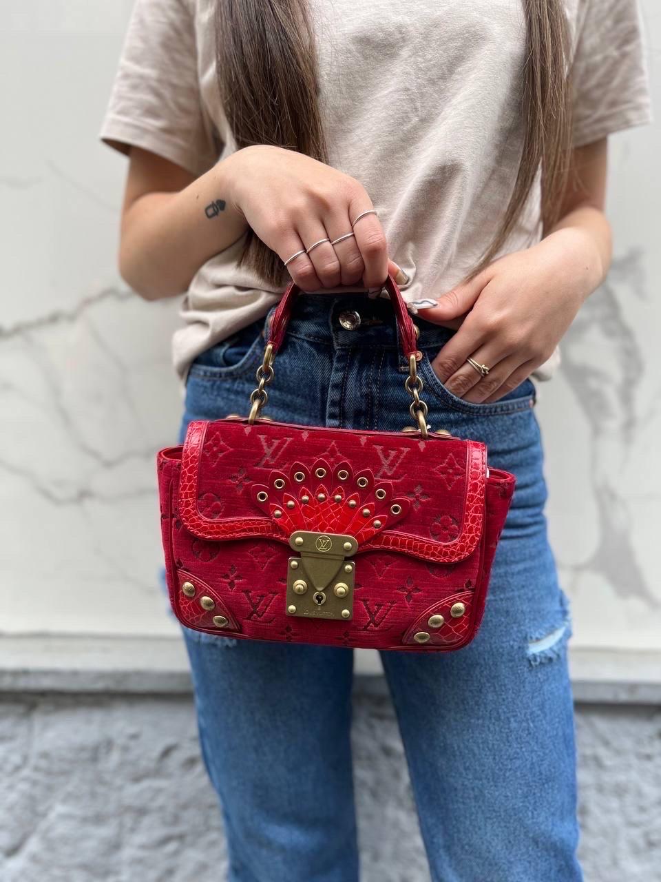 Borsa firmata Louis Vuitton, modello Irvine Velours, in edizione limitata, realizzata in velluto rosso con inserti in pelle di alligatore e hadware dorati. Dotata di una chiusura a patta con incastro, internamente foderata in pelle liscia rossa,