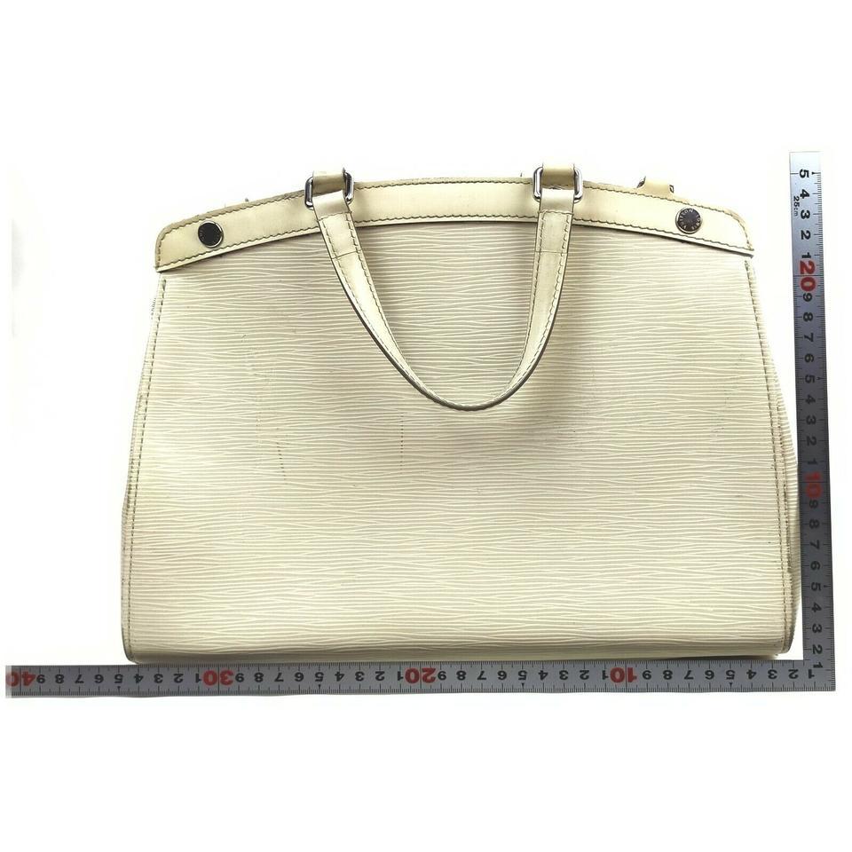Louis Vuitton - Sac Brea MM en cuir épi blanc ivoire avec sangle 862025 en vente 4