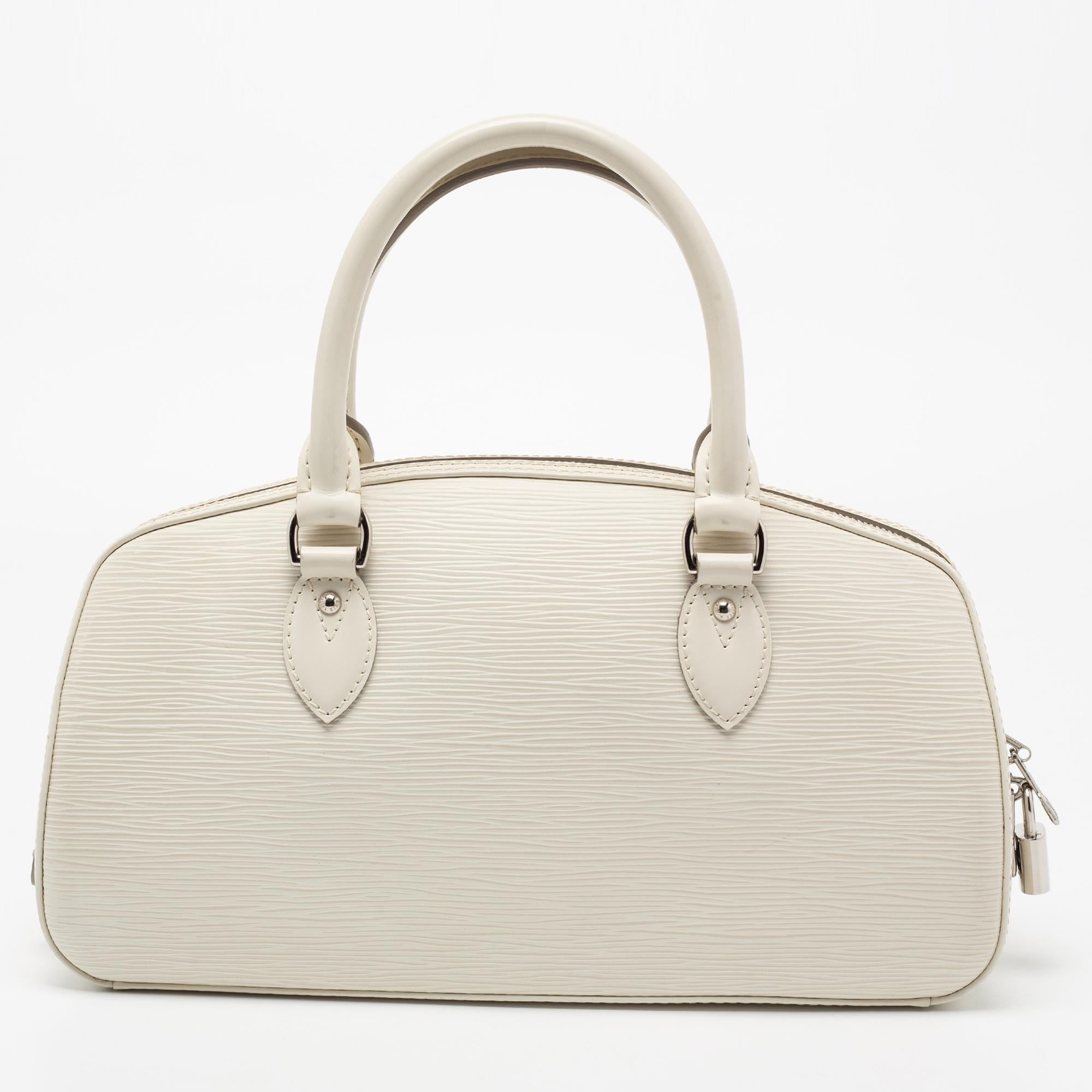 An essential wardrobe accessory, this Louis Vuitton handbag is a must-have. Crafted from smooth Epi leather, this bag is styled with a zip closure that reveals a spacious Alcantara interior. It is finished with dual handles and silver-tone hardware.