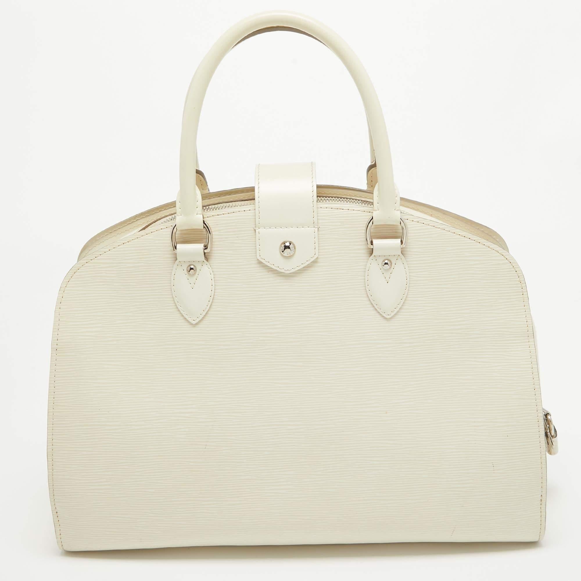 Ensure your day's essentials are in order and your outfit is complete with this Louis Vuitton bag. Crafted using the best materials, the bag carries the maison's signature of artful craftsmanship and enduring appeal.

Includes: Padlock & Keys