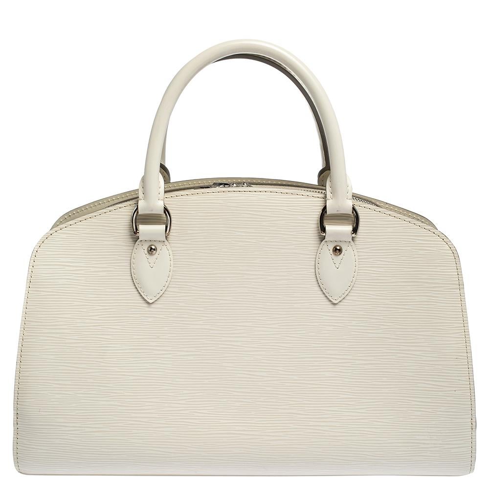 Flaunt your first-class look choices with this Louis Vuitton handbag. Attain a metropolitan smart look when you couple this ivory Pont Neuf bag with your favourite outfit. The bag will be an urbane accessory to your look; expertly thorough Epi