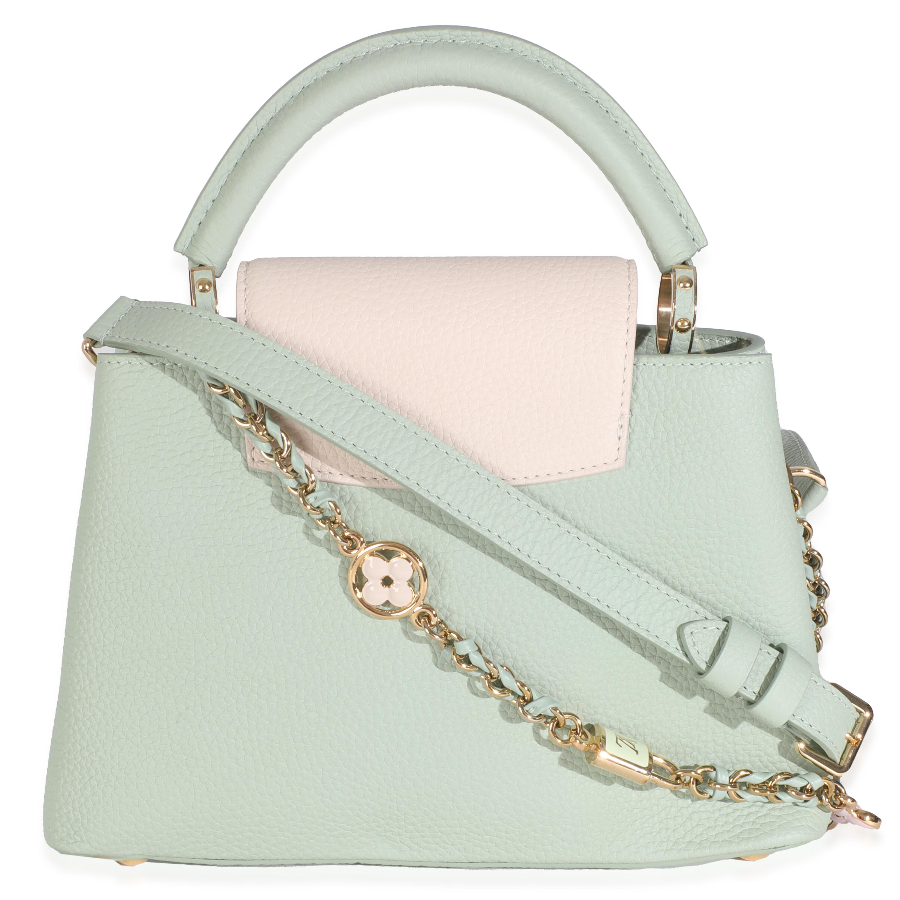 Titolo dell'elenco: Louis Vuitton Jade Taurillon Flower Capucines BB
SKU: Z146013
MSRP: 7000.00 USD
Condizioni: Usato 
Descrizione delle condizioni: La borsa Louis Vuitton Capucines è stata creata tenendo conto dei codici del marchio. Racchiudendo