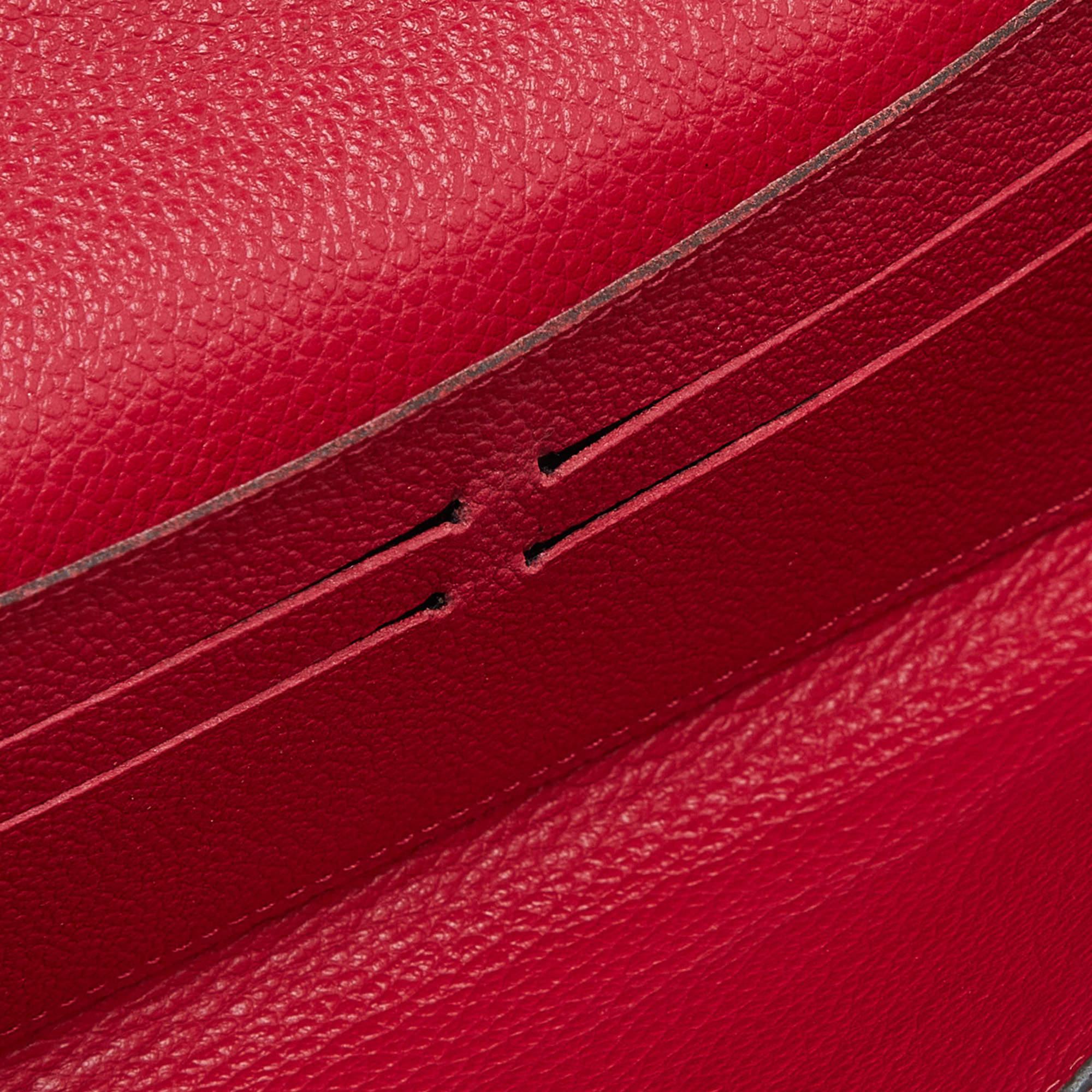 Elegante Geldbörsen sind ein Muss für jeden Kleiderschrank! Dieses Curieuse Portemonnaie von Louis Vuitton ist wie ein Umschlag gestaltet und aus Empreinte-Leder gefertigt. Diese elegante Brieftasche verfügt über mehrere Kartenfächer und ein offenes
