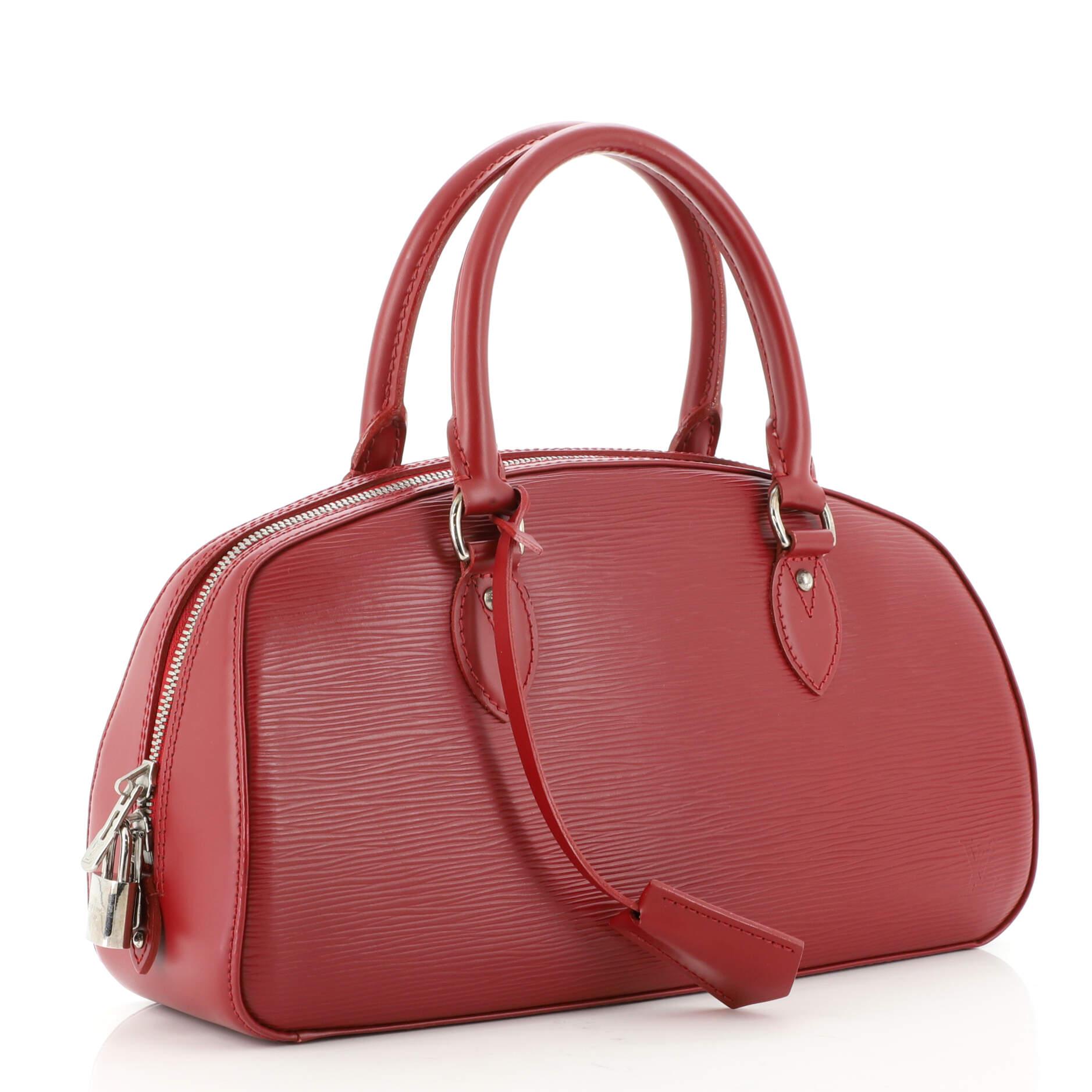 Condition: Very good. Slight odor in interior. Creasing, darkening, small marks, minor wear and scuffs on exterior, melting and light indentations on handle wax edges. Wear in interior, scratches on hardware.
Accessories: No