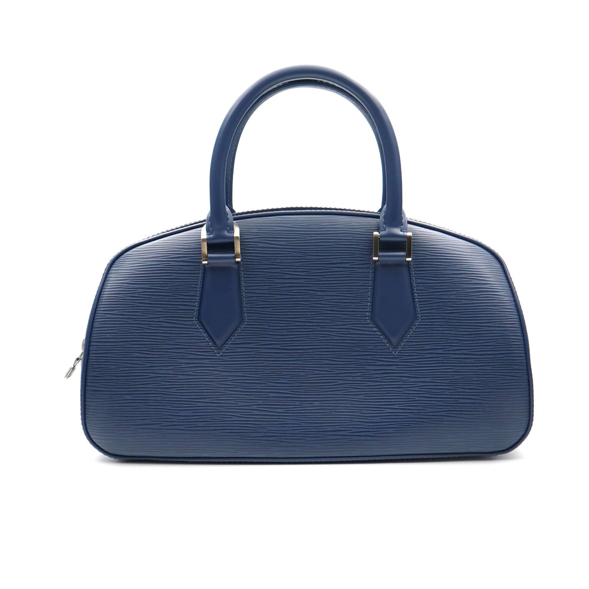 Louis Vuitton Jasmin in blue Epi leather hobo bag. Simple and classy this design makes this bag very unique and stylish. This handheld bag is secured with a double zipper. Inside is in matching blue alkantra lining with one open interior pocket.