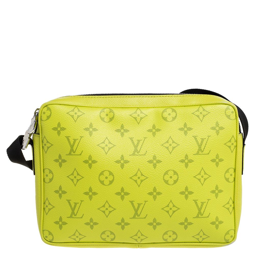 This Louis Vuitton Outdoor Messenger bag is perfect for everyday use. Crafted from monogram canvas and leather, the bag comes with a zip pocket to the front, a single strap and silver-tone hardware. The top front zipper opens to a spacious