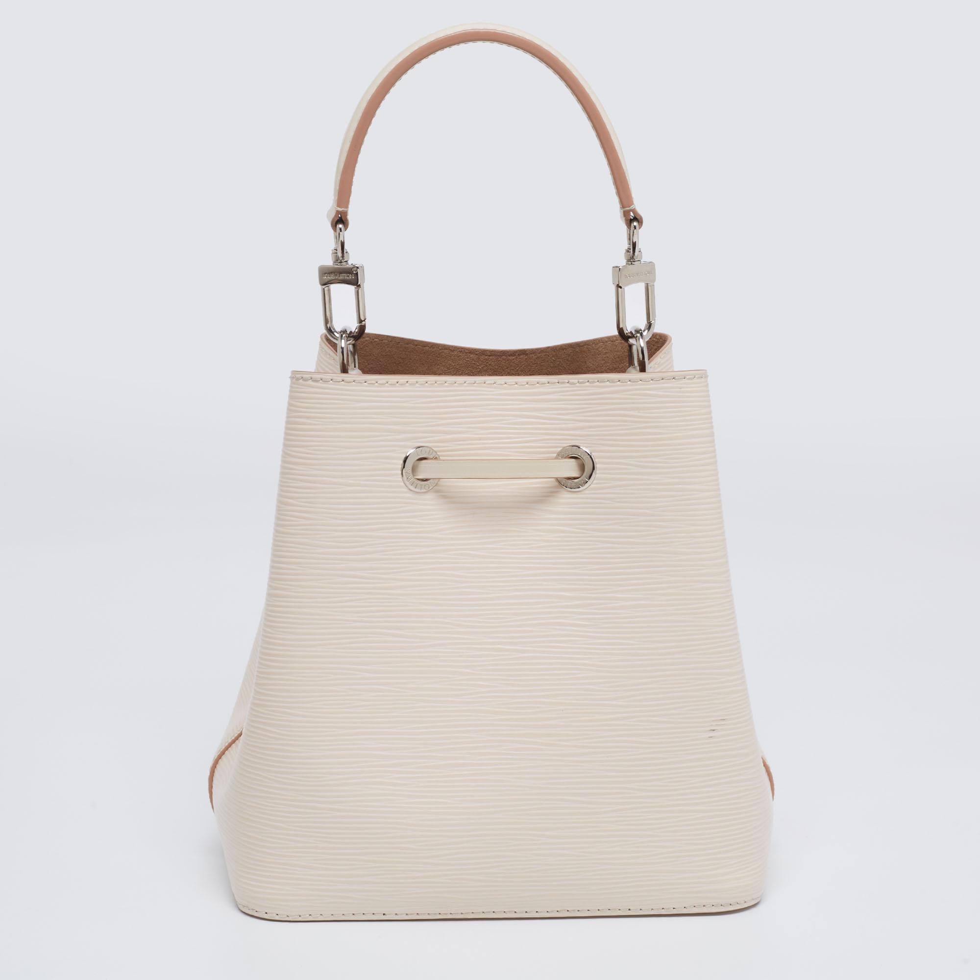 Presented by the House of Louis Vuitton, this NéoNoé MM bag will deliver a sense of signature charm and class with its neatly-made silhouette. It is fashioned in Epi leather, with distinct silver-toned hardware completing its fittings. It has a 12