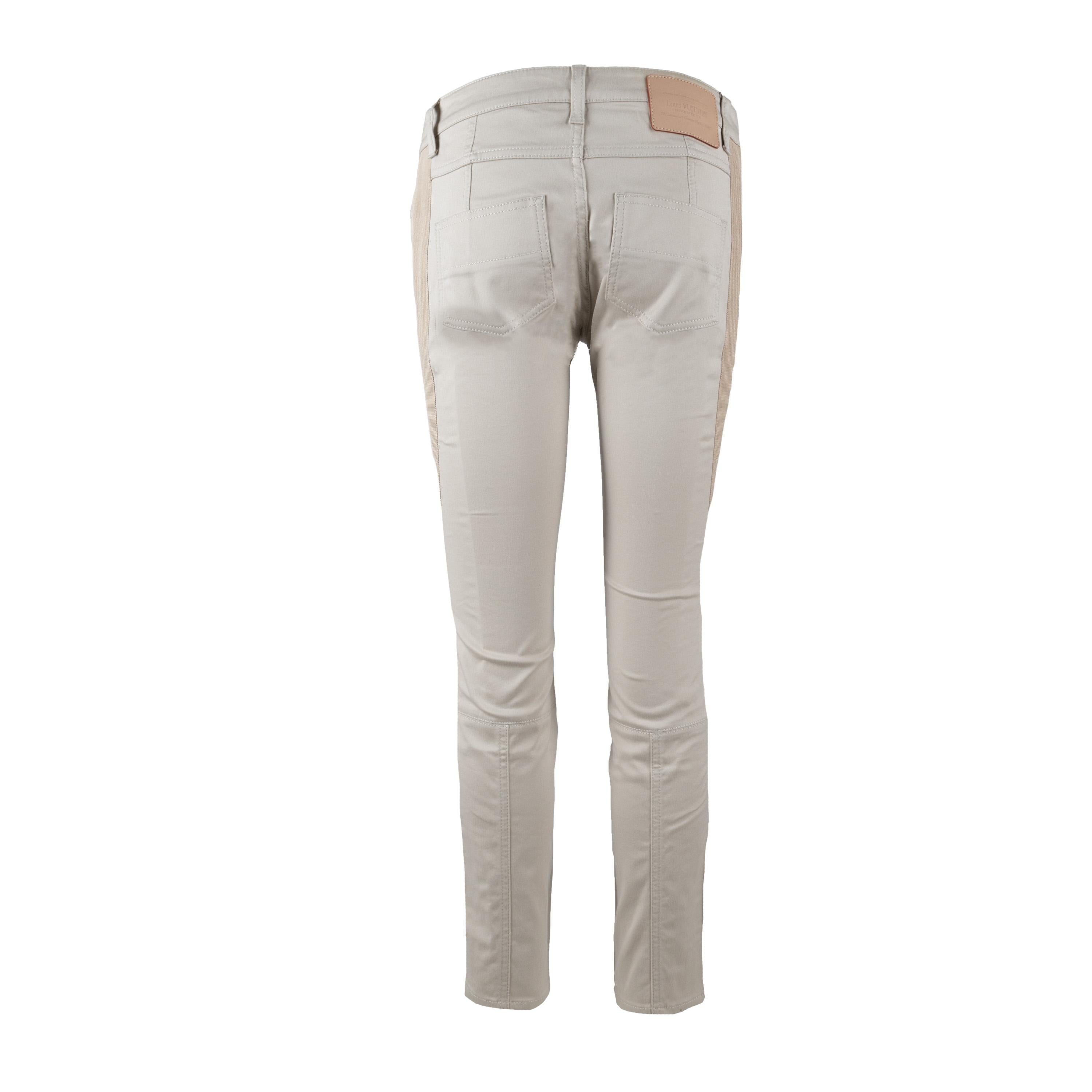 The Louis Vuitton jeans consists of a beige panel on both sides of the pant with branded flair being highlighted by the Louis Vuitton Paris engraved on the buttons and the leather patch stitched on the back embossed with the brand logo. Offering