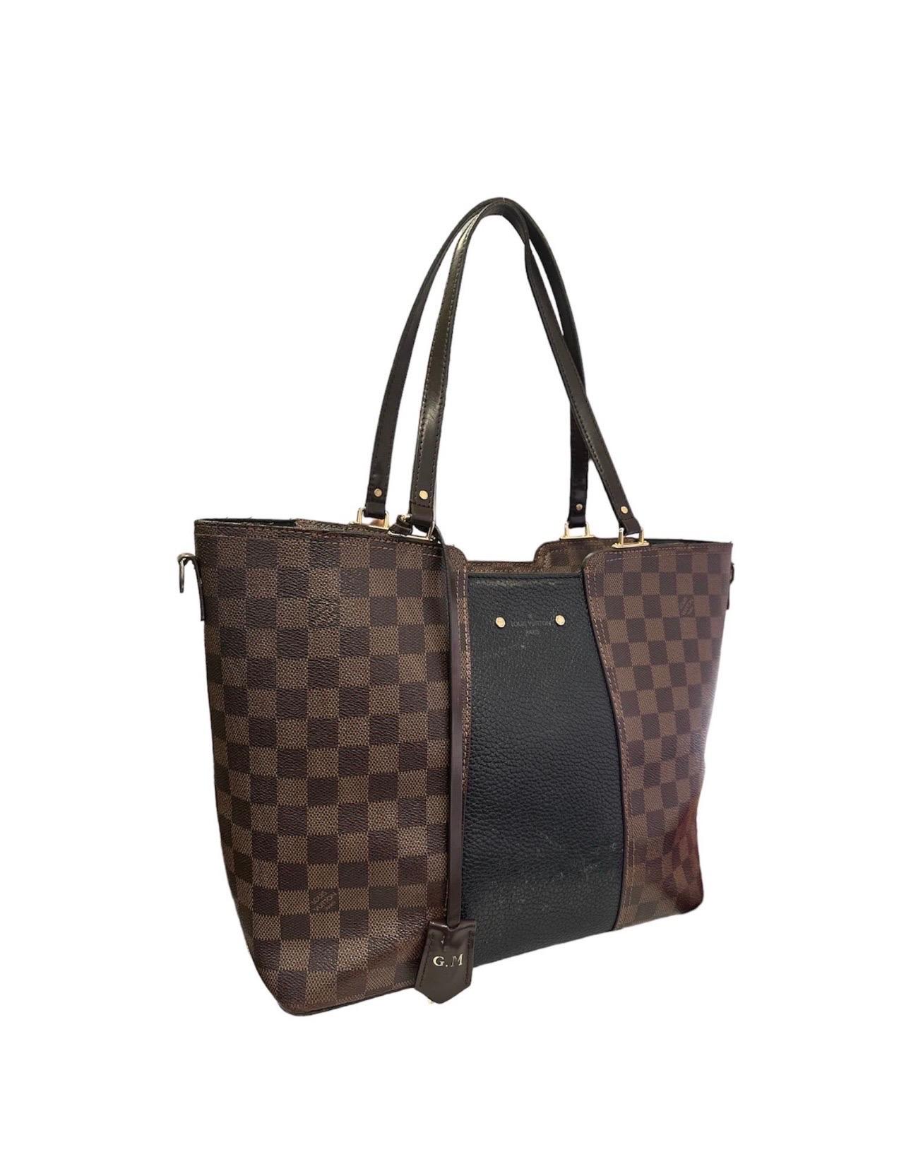 Shopper Louis Vuitton, modello Jersey, misura GM, realizzata in tela marrone in fantasia Damier Ebene con inserti in pelle nera e hardware dorati. Doté d'un chiusura superiore a zip, internamente rivestita in camoscio nero, molto capiente. Munita di