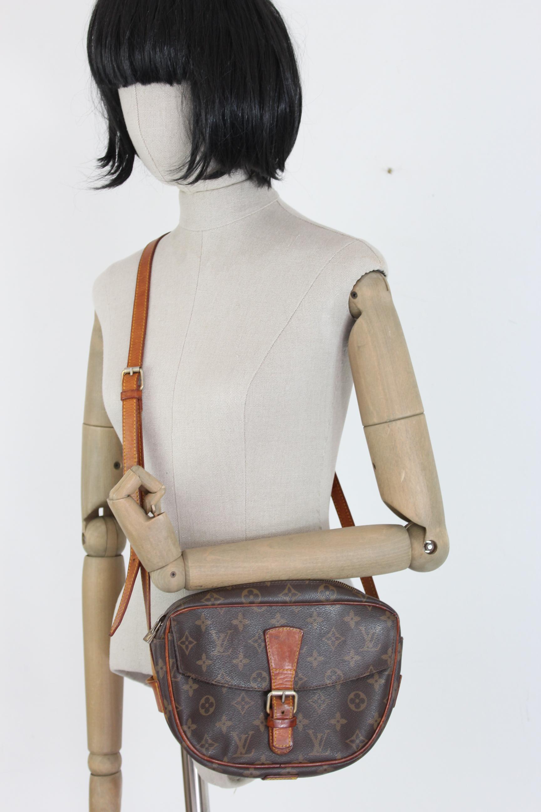 Louis Vuitton Jeune Fille vintage 70s shoulder bag. Crossbody bag, monogram print, in canvas and leather, colour brown. Adjustable shoulder strap. External and internal pockets. Zipper closure. Made in France. Very good vintage conditions, some