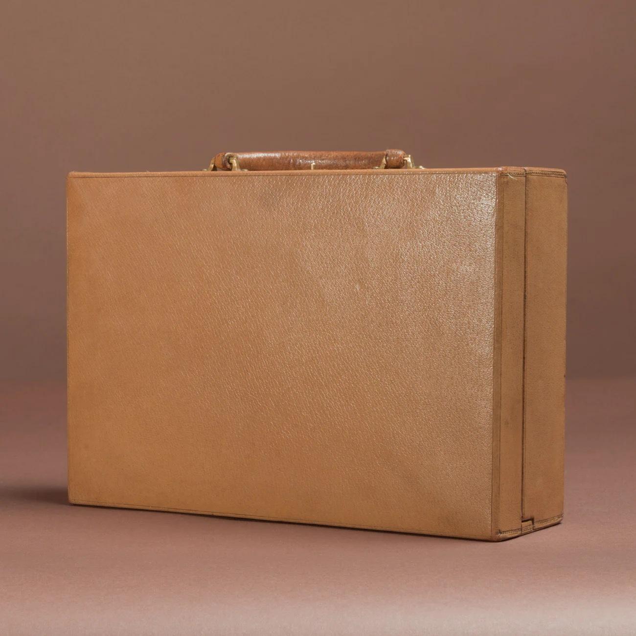 A rare and beautiful Louis Vuitton pigskin leather jewel case with suede lining and canvas cover meaning that the case is in exceptionally good condition. Includes original key.

Circa 1920.

Dimensions of case: 30.25 cm/11⅞ wide x 21 cm/8¼ deep x