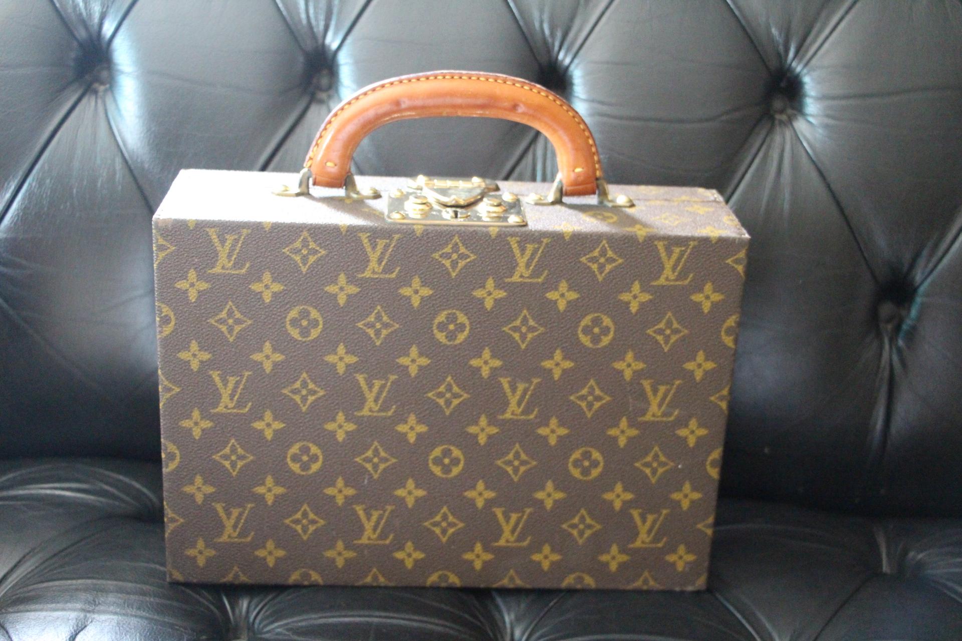 This Louis Vuitton jewelry case in monogram canvas is the ideal refined travel accessory. It features 7 different-sized compartments and closes securely with an S-lock .1 key.
Monogram canvas, leather and velvet interior
Golden brass pieces
S-lock